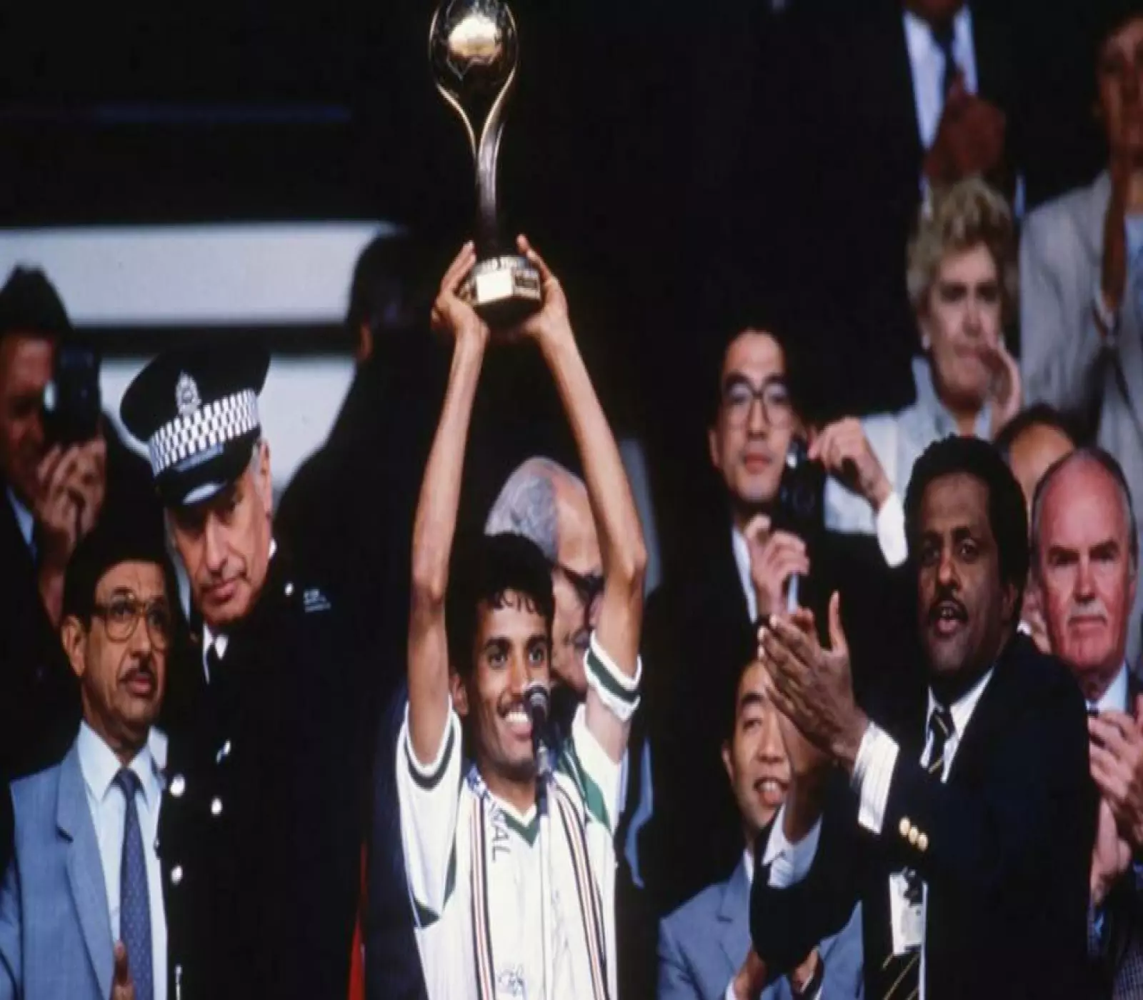 قائد منتخب السعودية للناشئين لحظة تتويج بلاده بكأس العالم 1989 باسكوتلندا (الاتحاد السعودي)