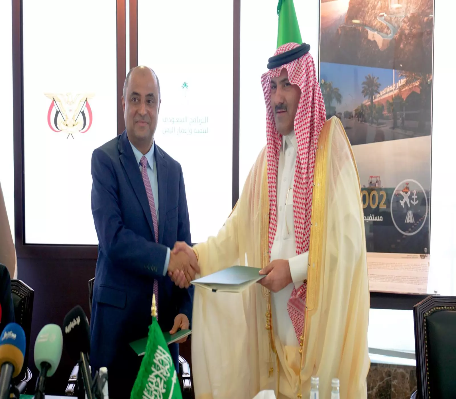 رئيس الوزراء اليمني مع السفير السعودي لدى اليمن خلال توقيع إحدى الاتفاقيات (تصوير تركي العقيلي)