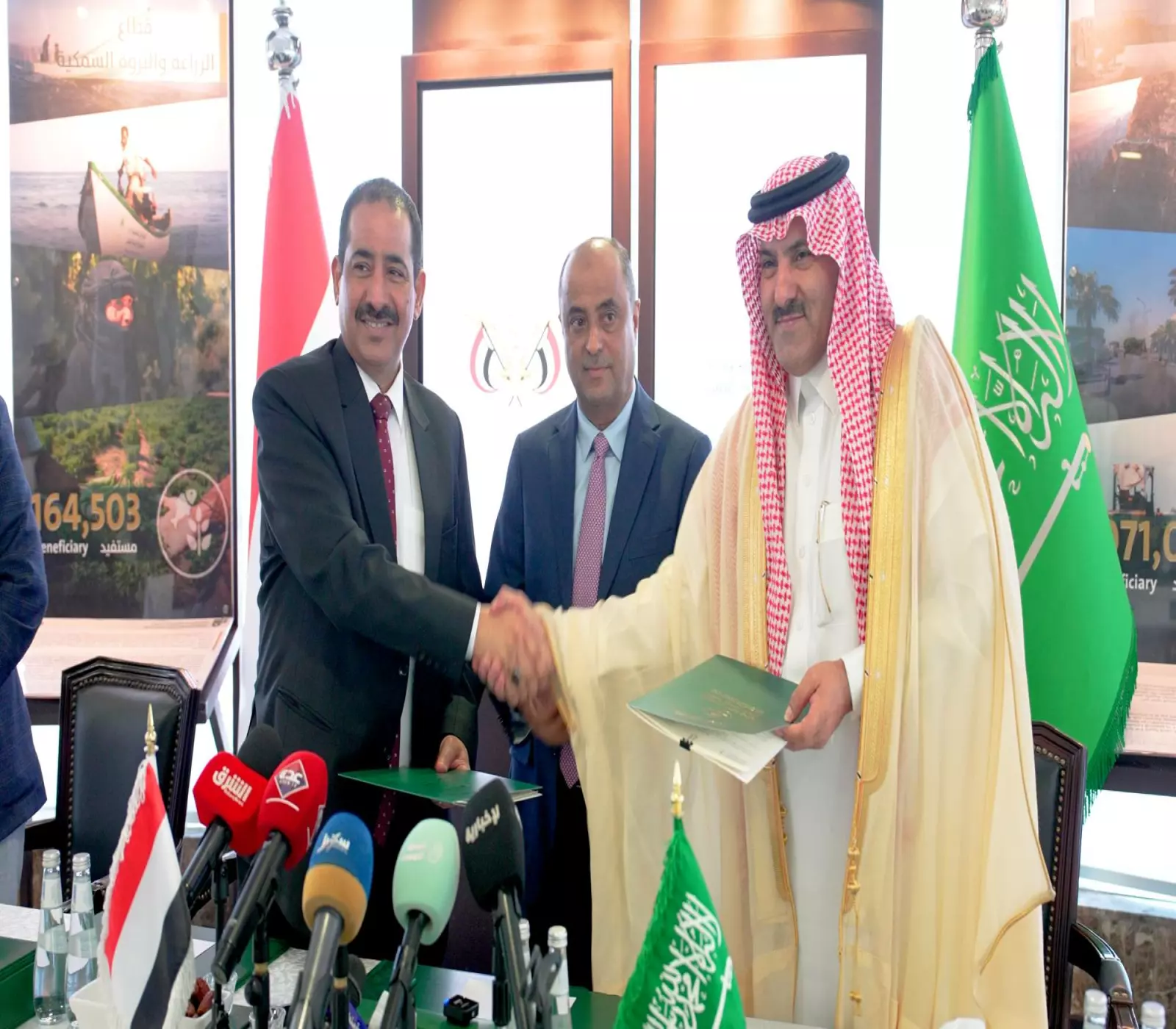 خلال توقيع الاتفاقية مع وزير الداخلية اليمني بحضور رئيس الوزراء والسفير آل جابر (تصوير تركي العقيلي)