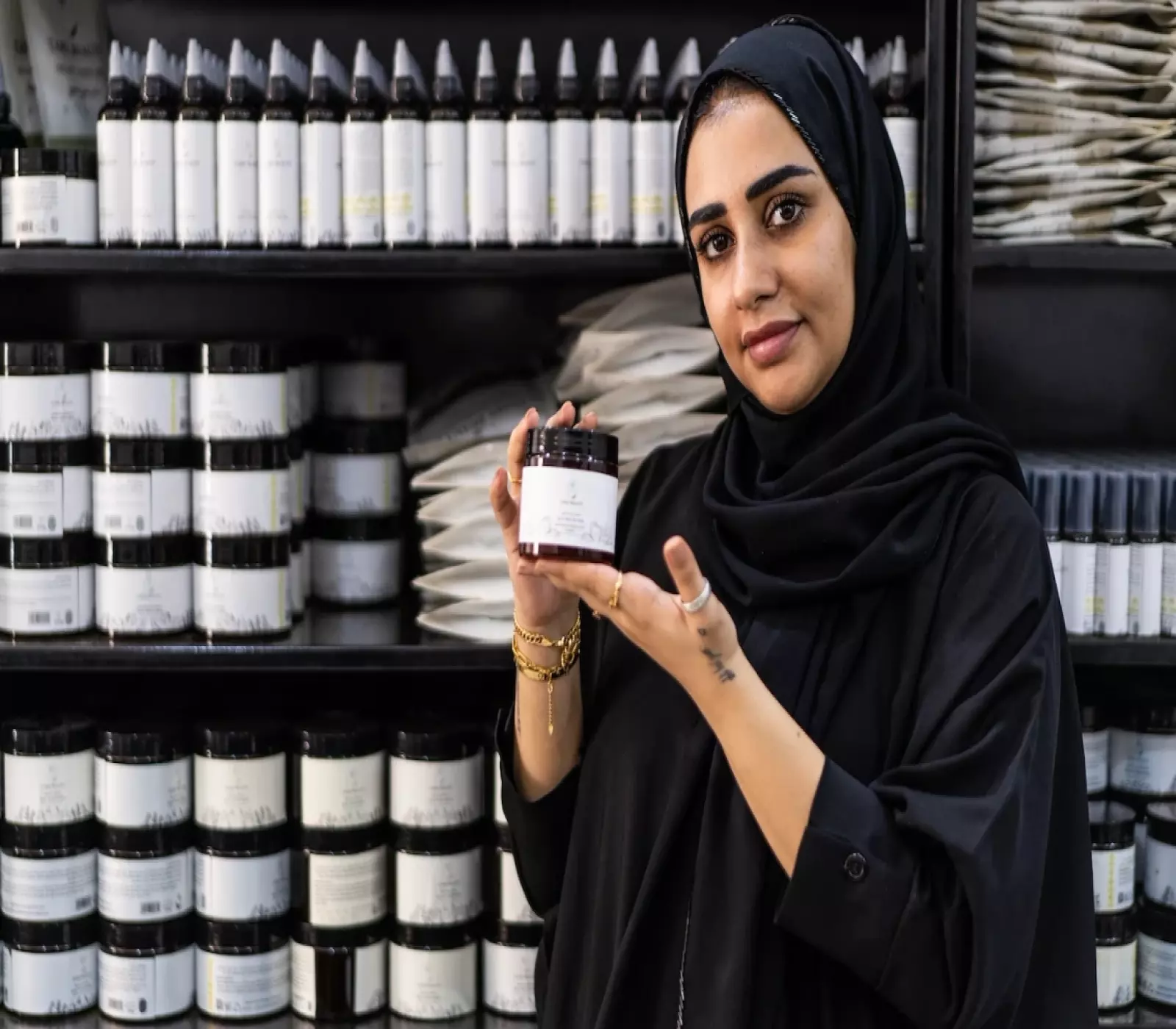 شابة تعرض أحد منتجاتها الخاص بعد تدريب من المشروع الأممي لتعزيز الحماية الاجتماعية (الأمم المتحدة)