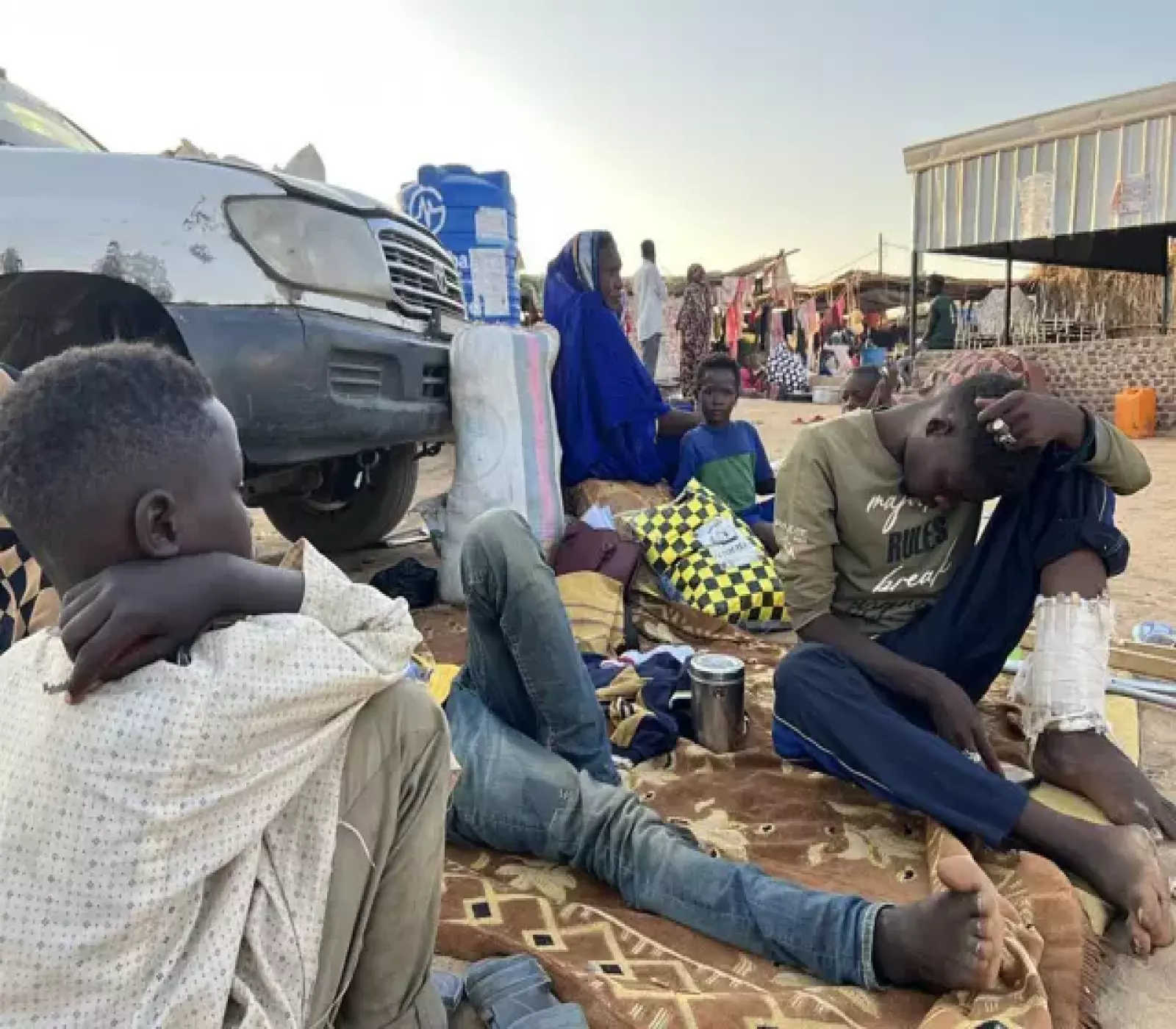 نزح أكثر من 62 ألف شخص عقب سيطرة قوات الدعم السريع على مدينة الفاشر، عاصمة ولاية شمال دارفور بالسودان، في الأول من نوفمبر/تشرين الثاني 2025. وقد وصل الفارون من المدينة إلى منطقة الدبة في ولاية شمال السودان، حيث لا يزال النازحون يعيشون في ظروف قاسية.