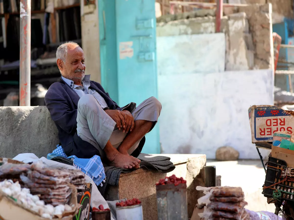 رغم الترحيب بالإصلاحات الاقتصادية ثمة مخاوف من عدم معالجتها الأوضاع المعيشية للسكان (إ.ف.ب)