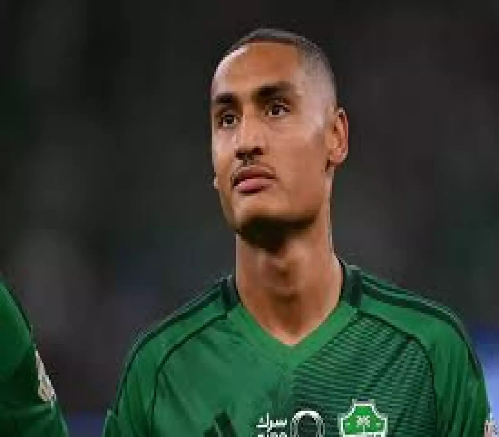 صورة مقربة للاعب نادي الأهلي السعودي، ميريح ديميرال، وهو يرتدي قميص الفريق الأخضر خلال إحدى المباريات.