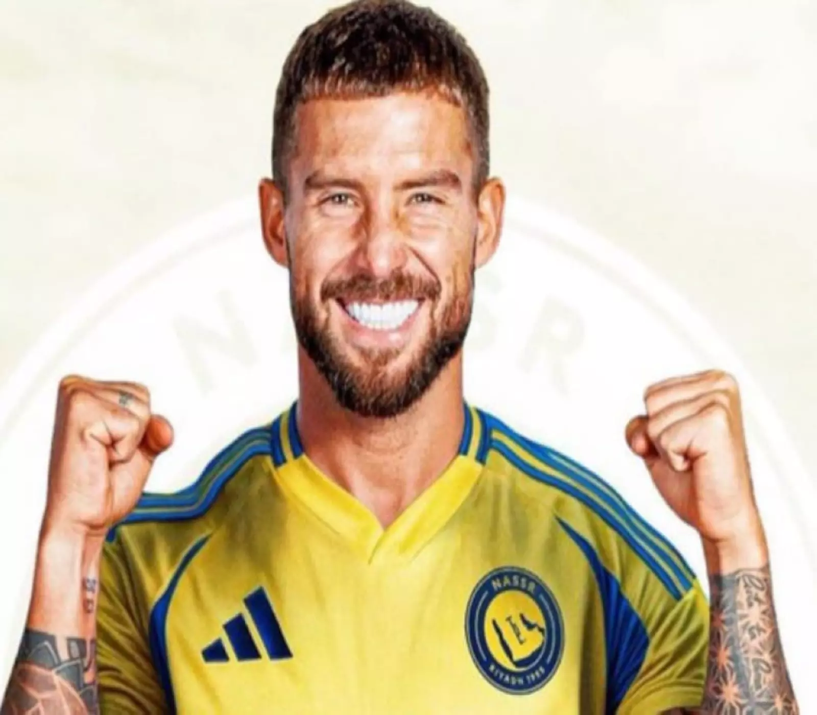 صورة للاعب كرة القدم الإسباني سيرجيو راموس يرتدي قميص نادي النصر السعودي ويحتفل بابتسامة.