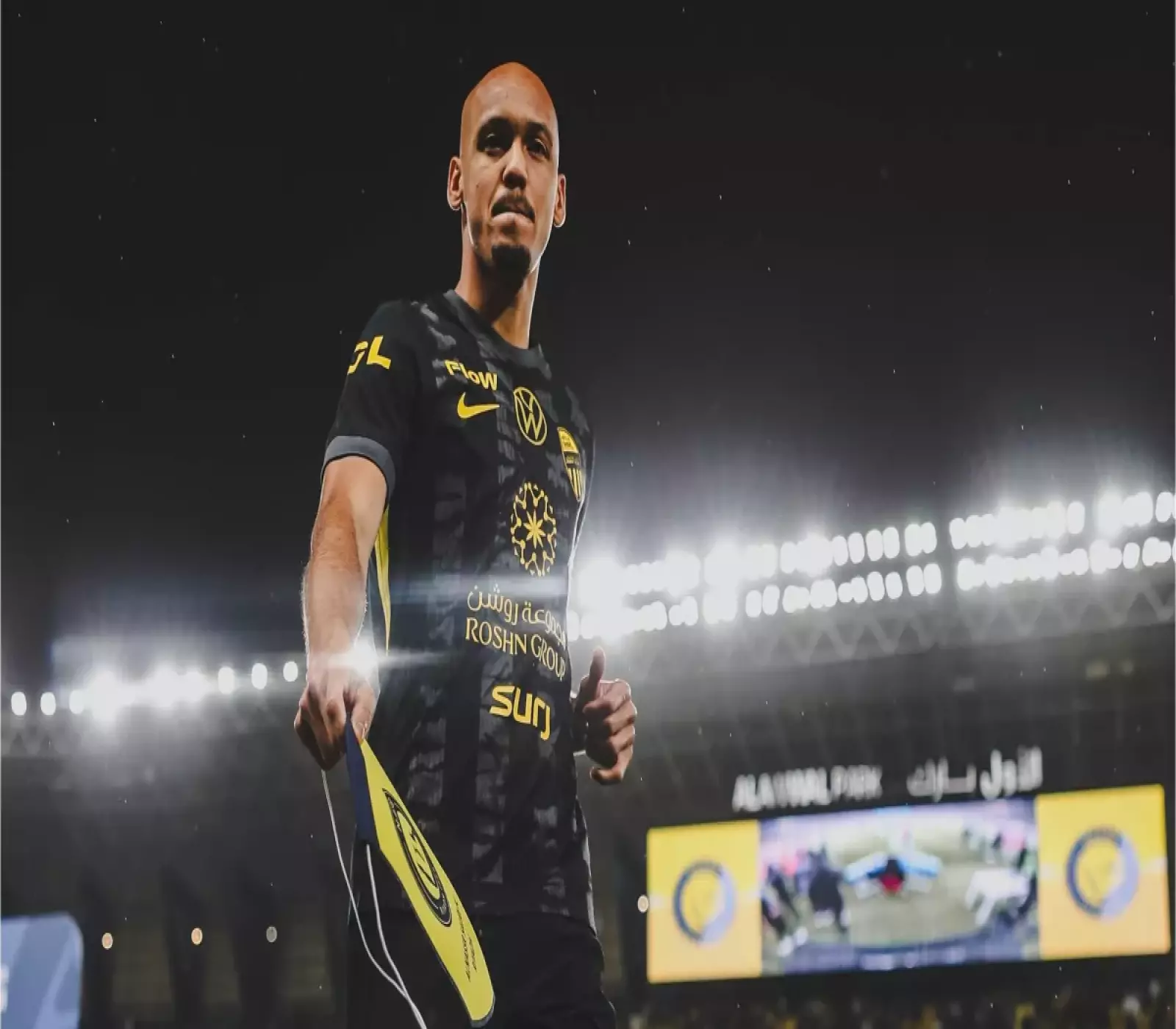 لاعب كرة القدم البرازيلي فابينيو يرتدي طقم نادي الاتحاد السعودي في ملعب الأول بارك ليلاً.