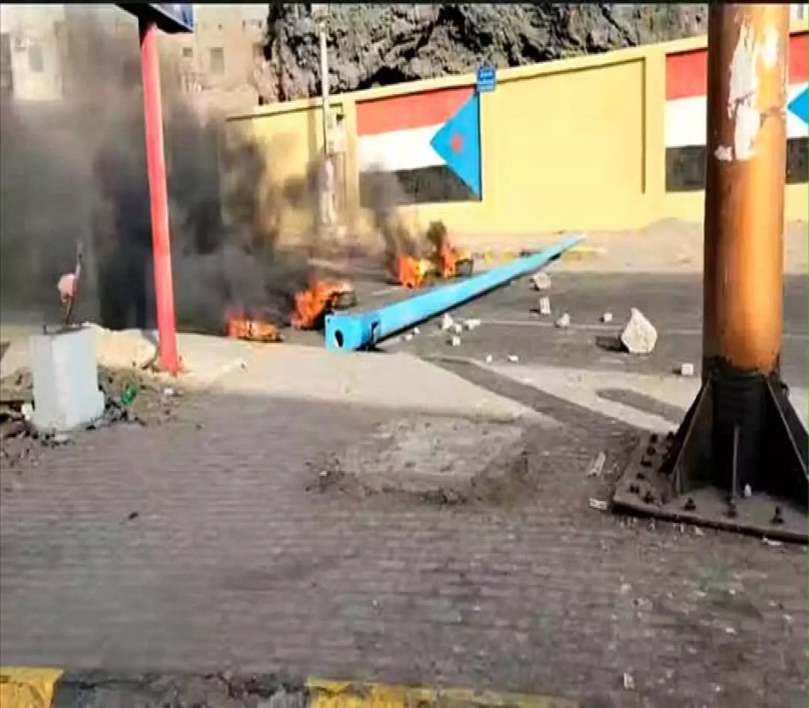 صور جديدة توثق حالة الغضب الشعبي في شوارع عدن بسبب تدهور الخدمات والكهرباء "الطافي" .. شاهد