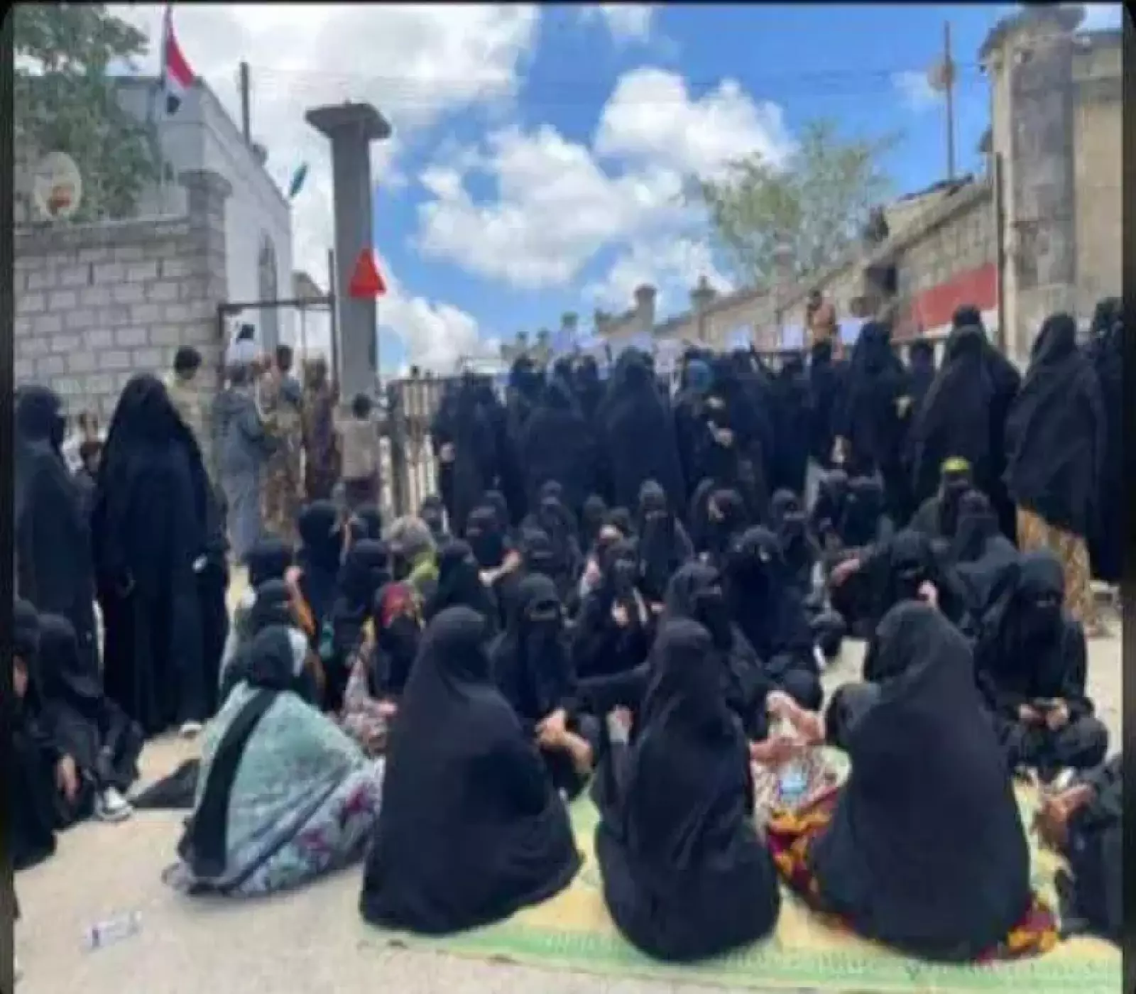 عشرات النساء اليمنيات يُغلقن اكبر منفذ حدودي بين اليمن وسلطنة عمان بشكل كامل.. مصدر محلي يكشف الاسباب والتفاصيل !