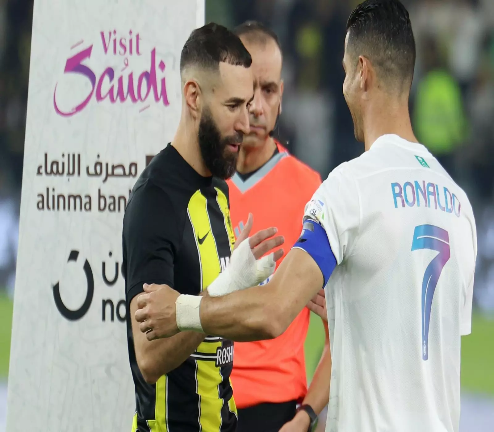 لحظة لا تُنسى.. بنزيما ورونالدو يسرقان الأضواء في كلاسيكو السعودية بهذا الموقف الصادم