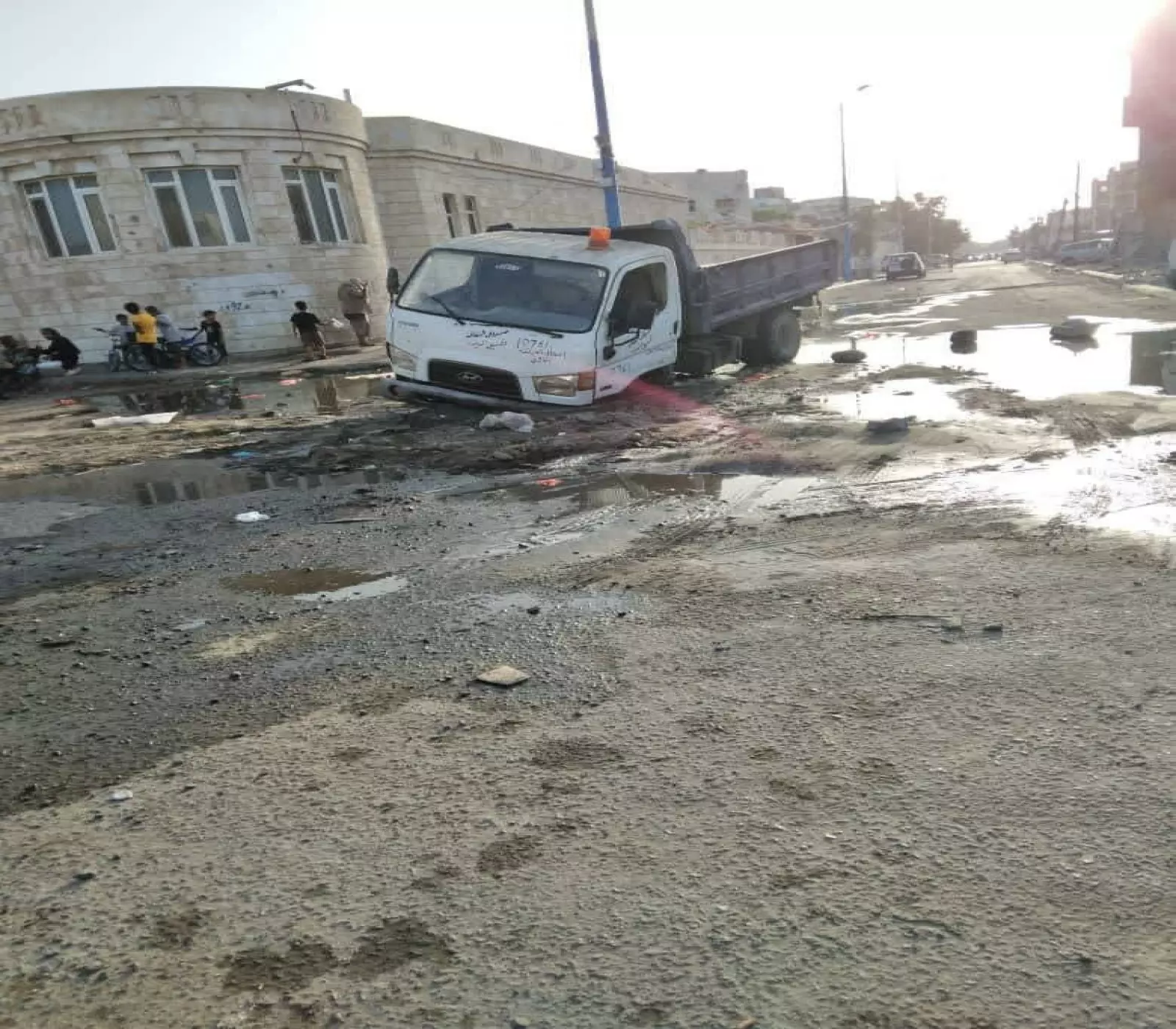 شاهد بالصور: حادث مؤسف أمام منزل الرئيس هادي في عدن !