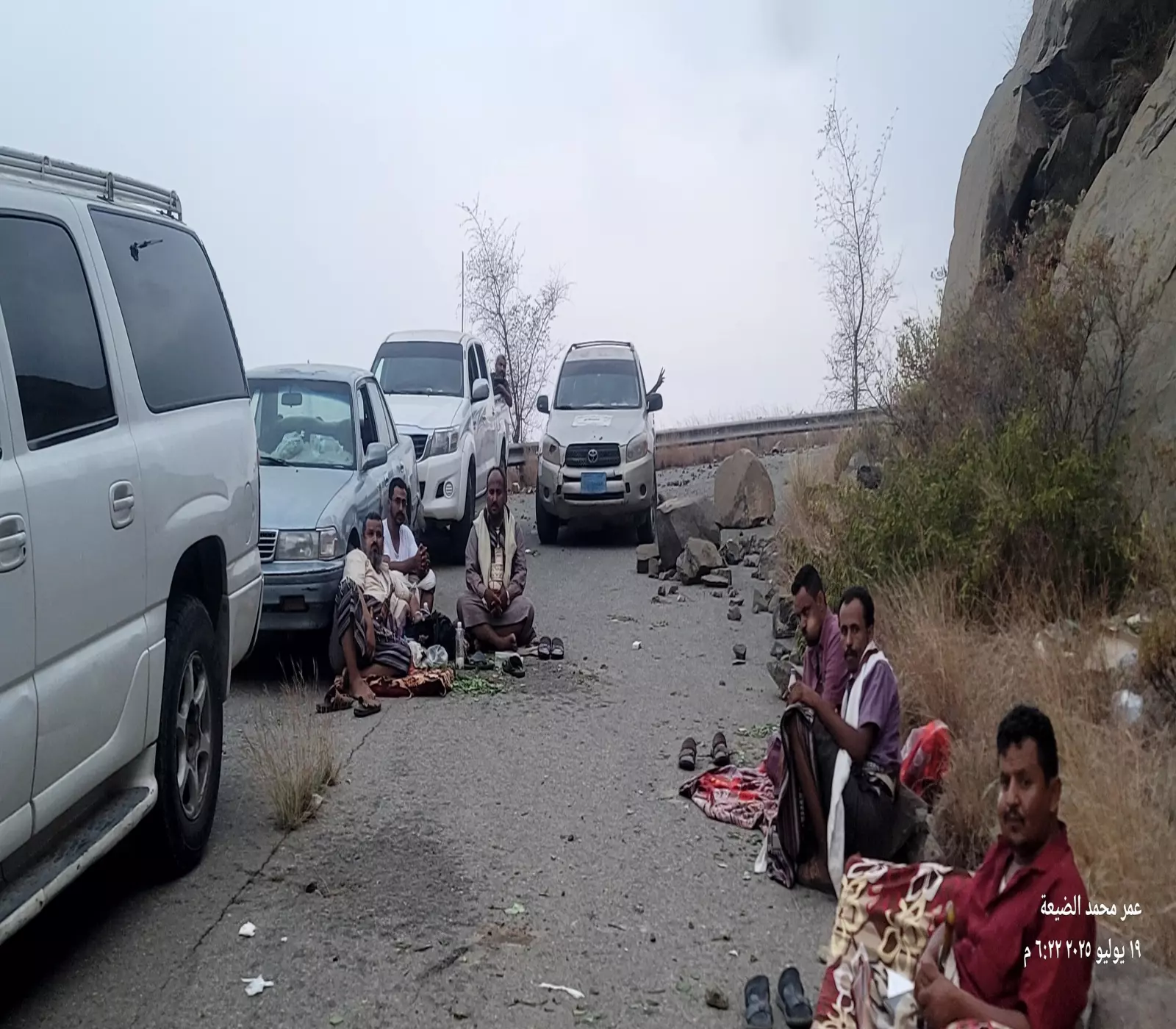 شاهد بالصور والأسماء: 12 ناشطاً يمنياً يرفعون "الراية البيضاء" معتصمين وسط أهم طريق دولي بين مناطق الشمال والجنوب !