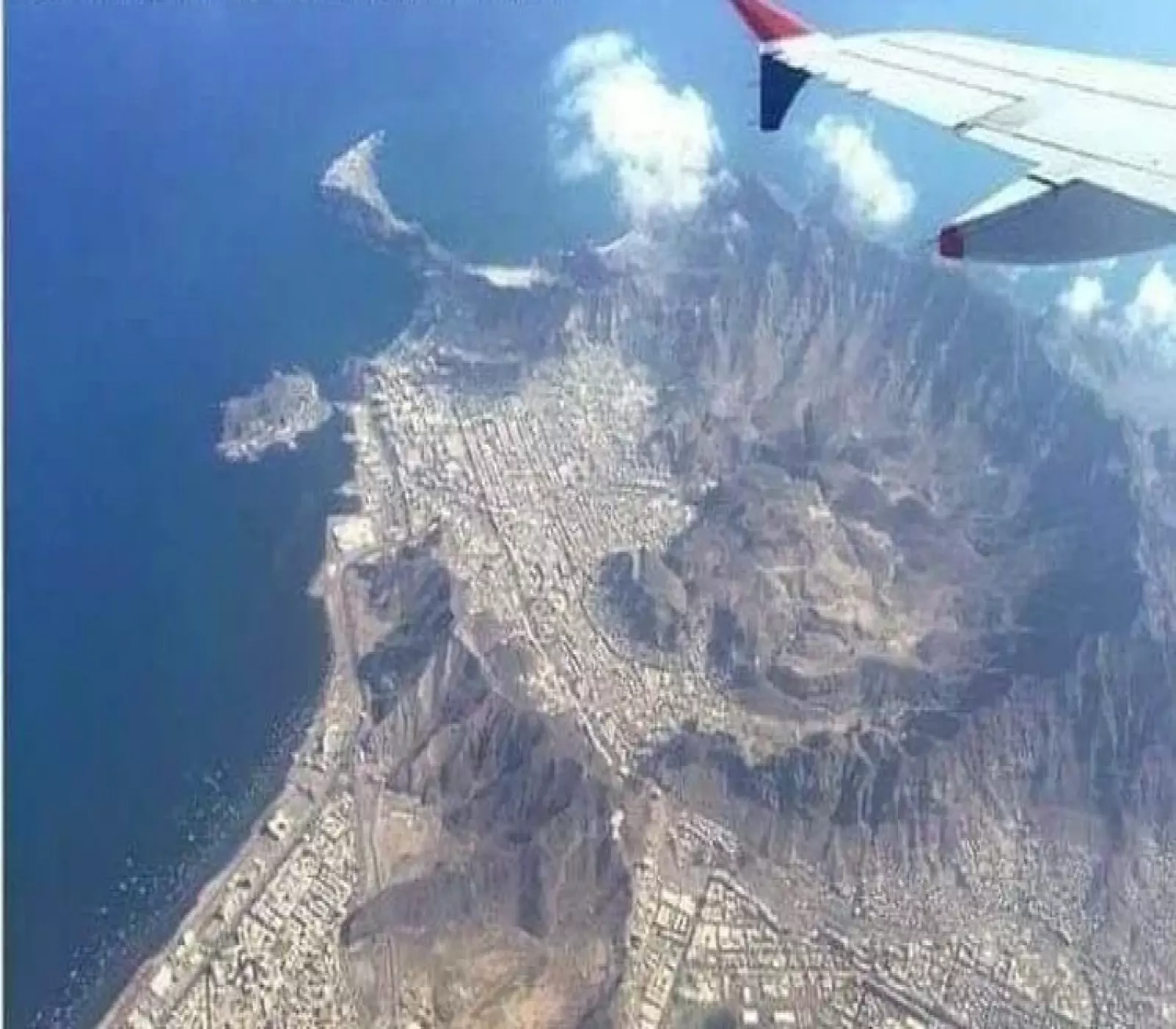 صور صادمة من محطة الفضاء الدولية تُظهر مدينة عدن مبنية داخل فوهة بركان عملاق "خامد".. والإنجليز أول من اكتشف السر ! (شاهد)