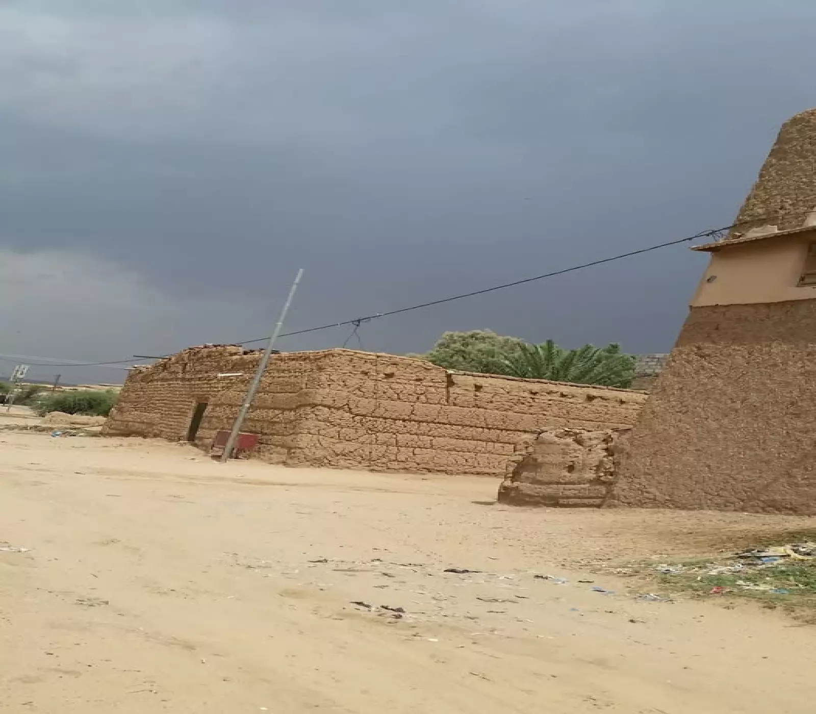 "شاهد بالفيديو والصور: بشائر الخريف تتدفق في اليمن... سيول تروي الوديان وتوقعات بأمطار غزيرة خلال شهر صفر