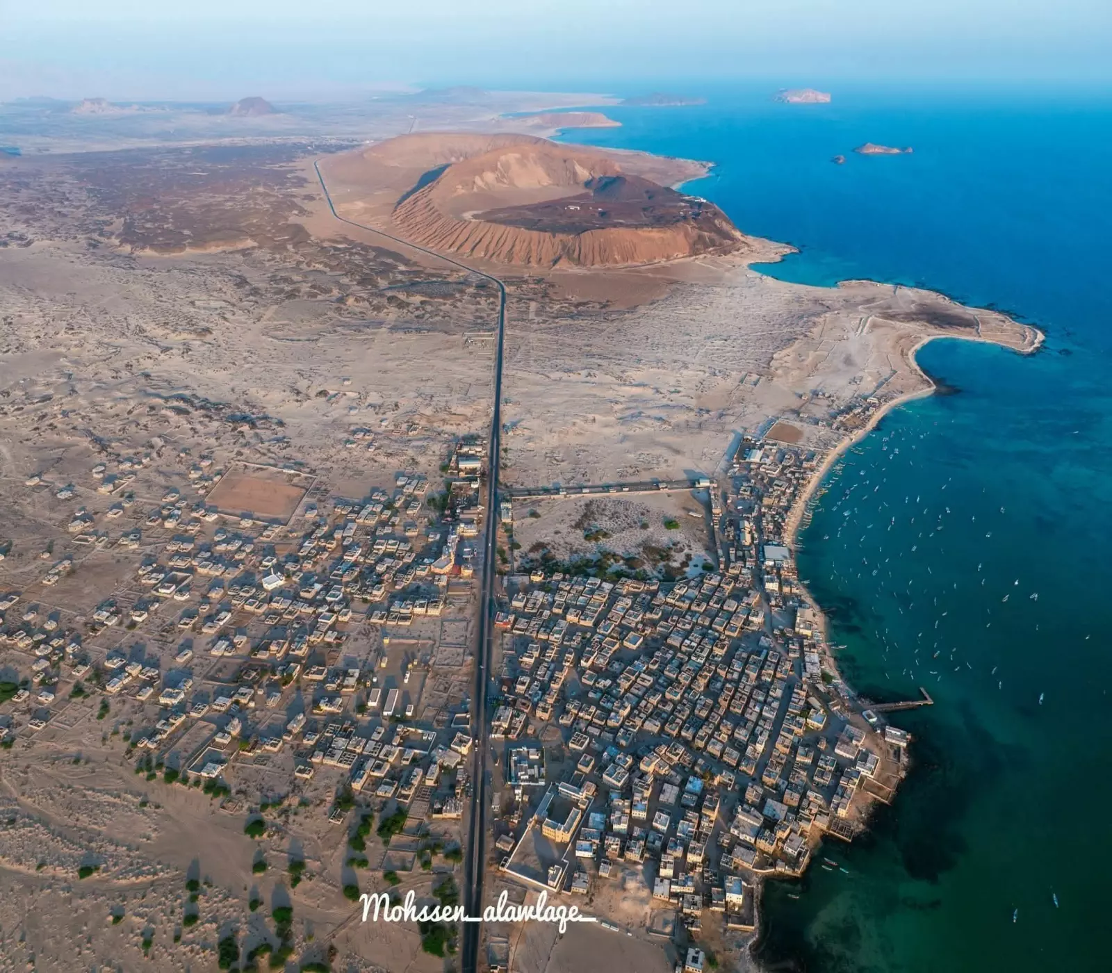 بحيرة شوران اليمنية: جوهرة فيروزية ساحرة تحتضنها أشجار المانجروف وتتحدى قوانين الطبيعة فوق بركان خامد (صور)