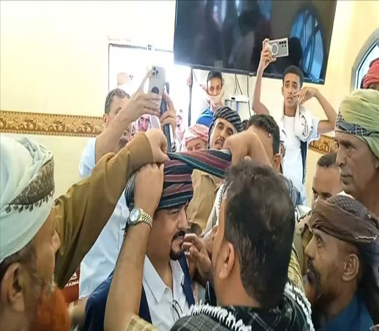 لأول مرة: شاهد.. تنصيب دكتور أكاديمي "شيخًا جديداً" لقبيلة يمنية وارتدائه عمامة وشال المشيخة وسط حشد قبلي ! (صورة)