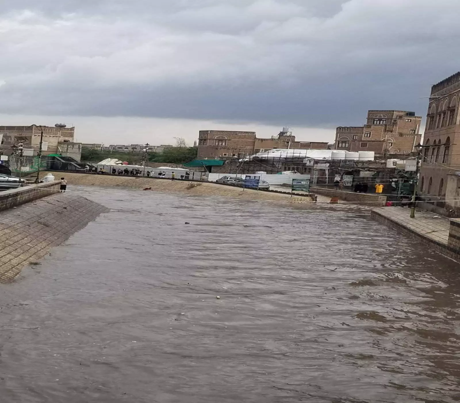 شاهد كيف بدت سايلة صنعاء القديمة كما لم ترها من قبل بعد هطول أمطار غزيرة اليوم (صور)
