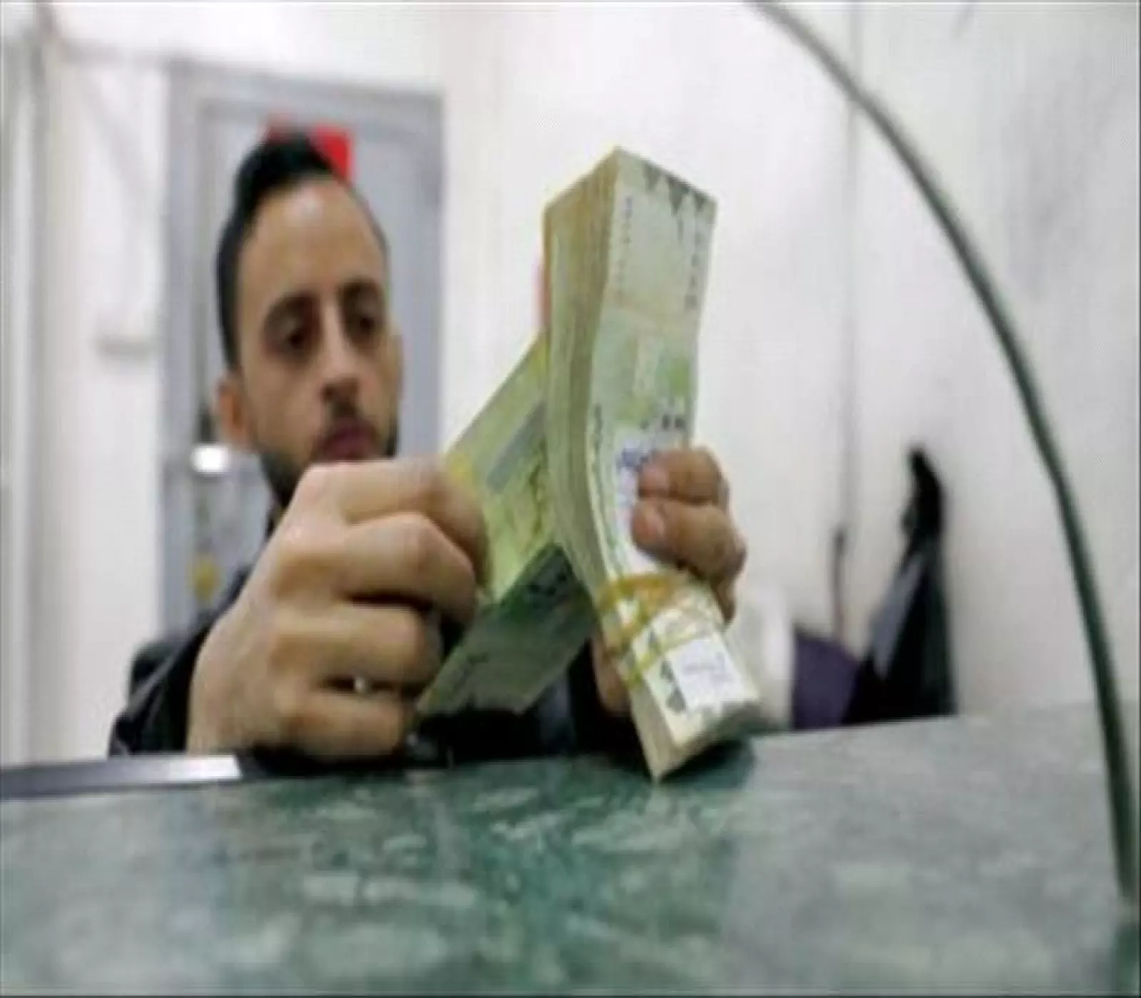 خبر سار لكل اليمنيين من بريطانيا.. صرف رواتب كل الموظفين المتأخرة في هذا الموعد !! (أنتهت المعاناة)