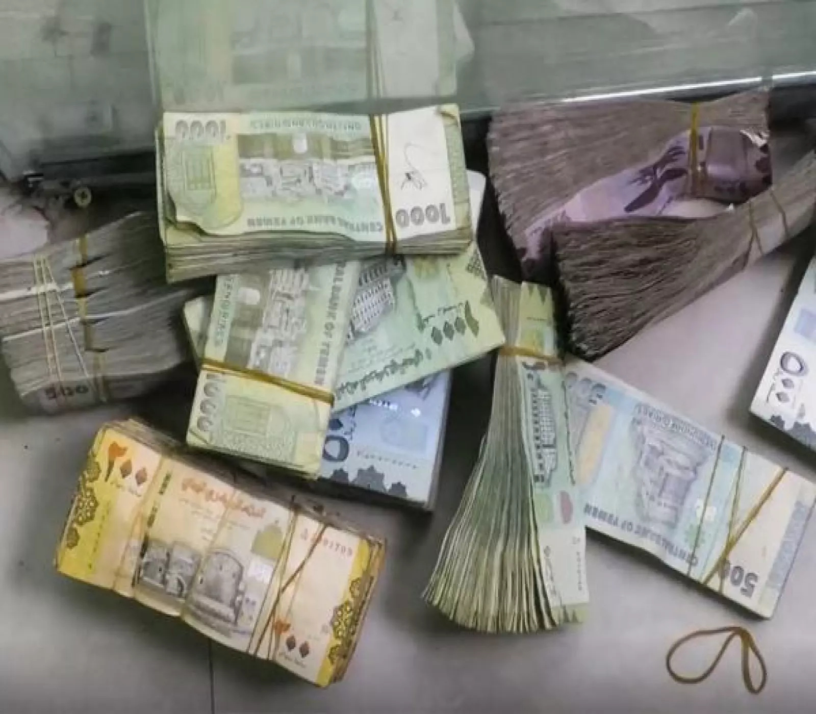 بعد الوديعة السعودية.. اليمنيون يبكون أمام محلات الصرافة بعد وصول الريال اليمني لمستوى غير مسبوق !! (أسعار الصرف الآن)