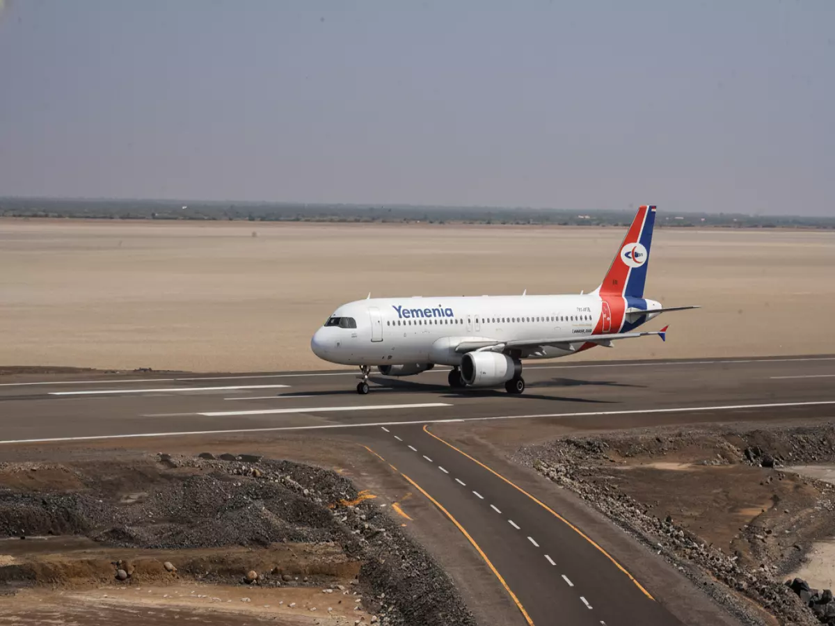 تاريخي: أول هبوط لطائرة يمنية في مطار المخا الجديد... والوجهة صادمة!