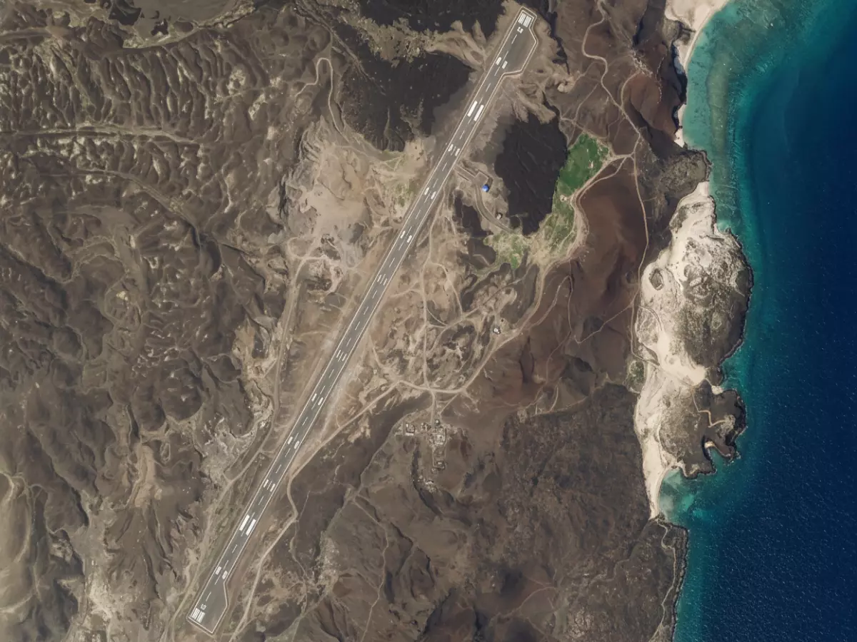 حصري: وثائق أمريكية تكشف مطار إماراتي سري بطول 2000 متر في جزيرة يمنية استراتيجية!