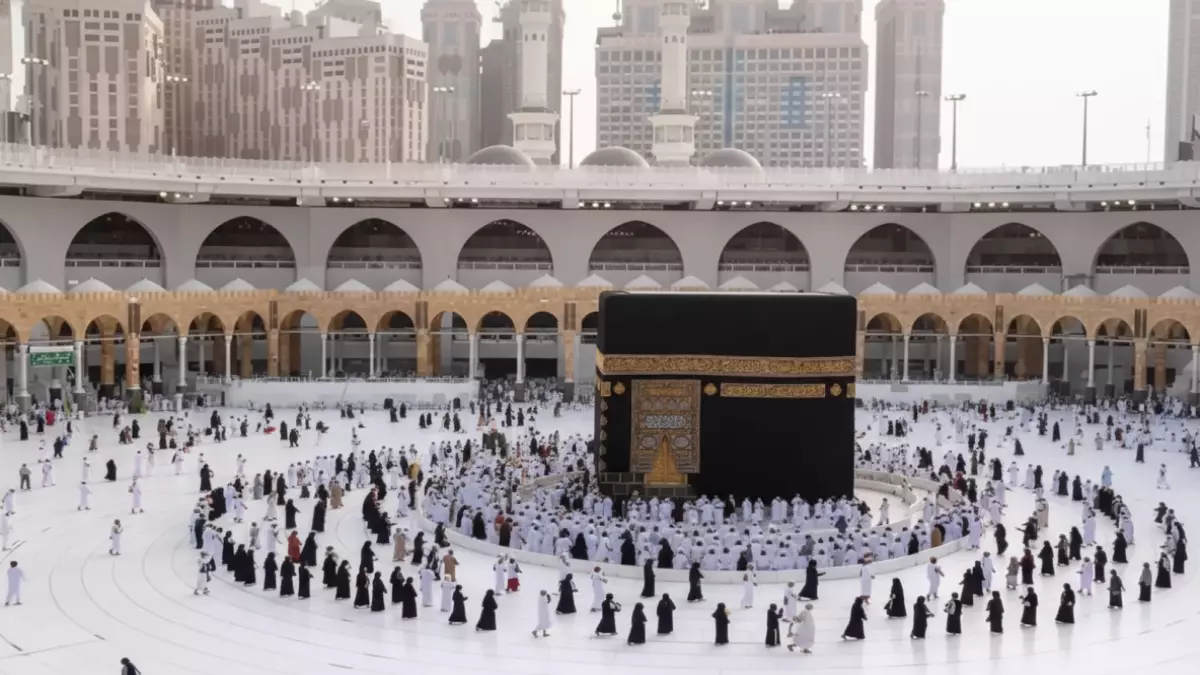 صدمة: السعودية تضرب بقوة - تأشيرة العمرة تنقص 66% لـ30 يوماً فقط... ملايين المعتمرين في حيرة!