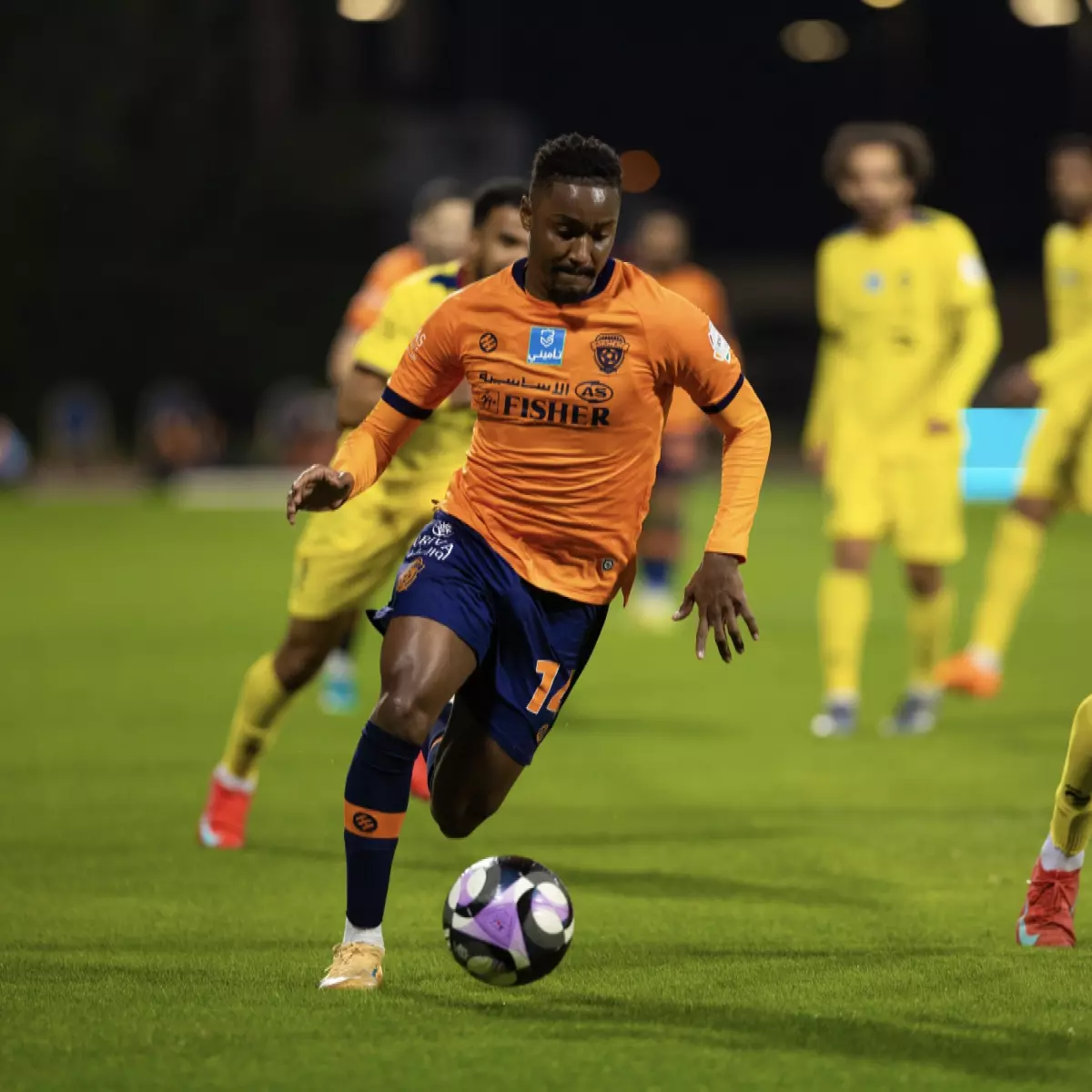 عاجل: الأهلي يفقد رياض محرز وثلاثة نجوم أفارقة قبل مواجهة الفتح الحاسمة!