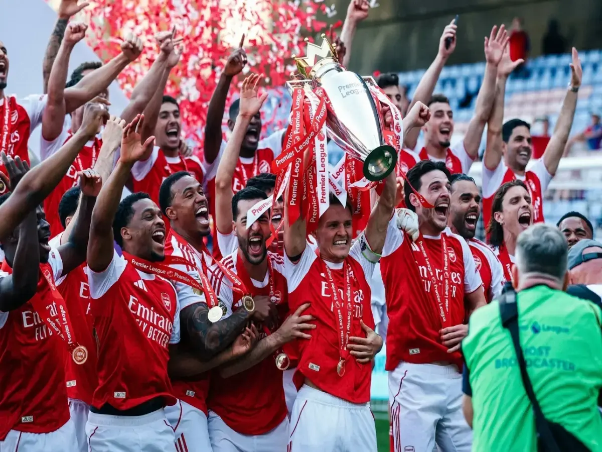 تاريخي بعد غياب 22 عاماً: آرسنال يرفع الكأس في ملعب كريستال بالاس في احتفالية لم تشهدها الجماهير منذ 2004!