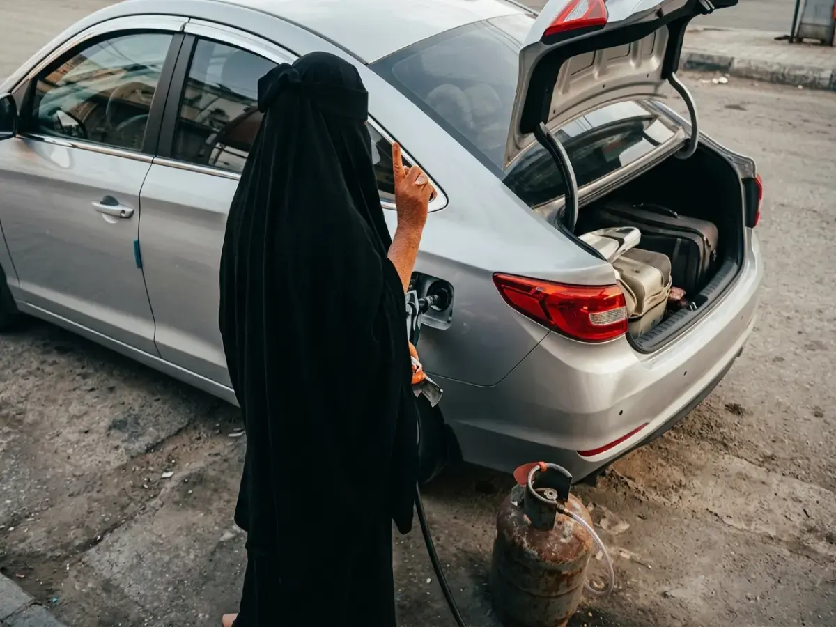 عاجل: تسجيل يُظهر مسنّة في مأرب تهدد بإحراق نفسها وسط طوابير الغاز.. هل وصل اليأس إلى هذه الدرجة؟