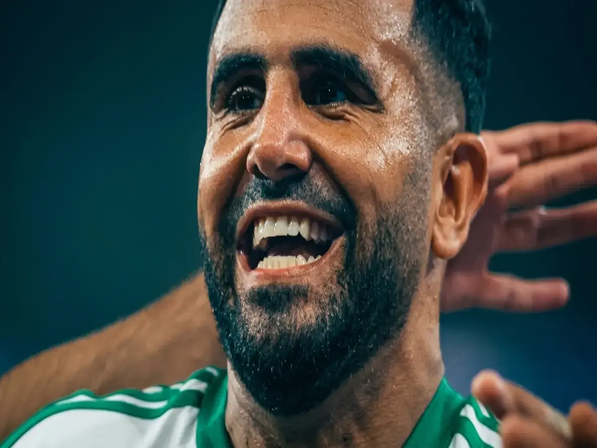 تسريب عقد محرز يفجر انقساماً داخل الأهلي: 15 مليون يورو تضع مستقبل النجم في كفة الخطر!