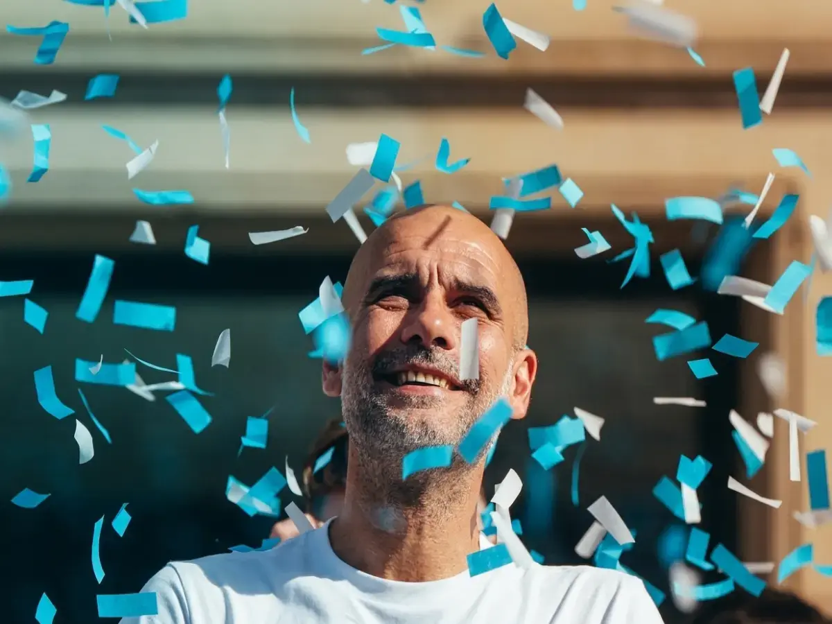 عاجل: موكب ألقاب سيتي يتحول إلى وداع مؤلم… دموع المشجعين تغطي الحافلات الزرقاء!