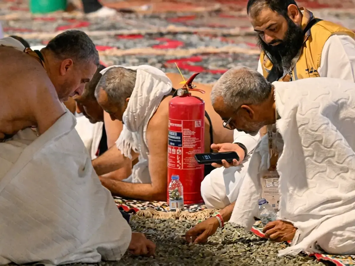 عاجل: حجاج بيت الله يبدأون جمع حصى الجمرات في مزدلفة… منظومة أمنية وصحية متكاملة ترافقهم (فيديو)