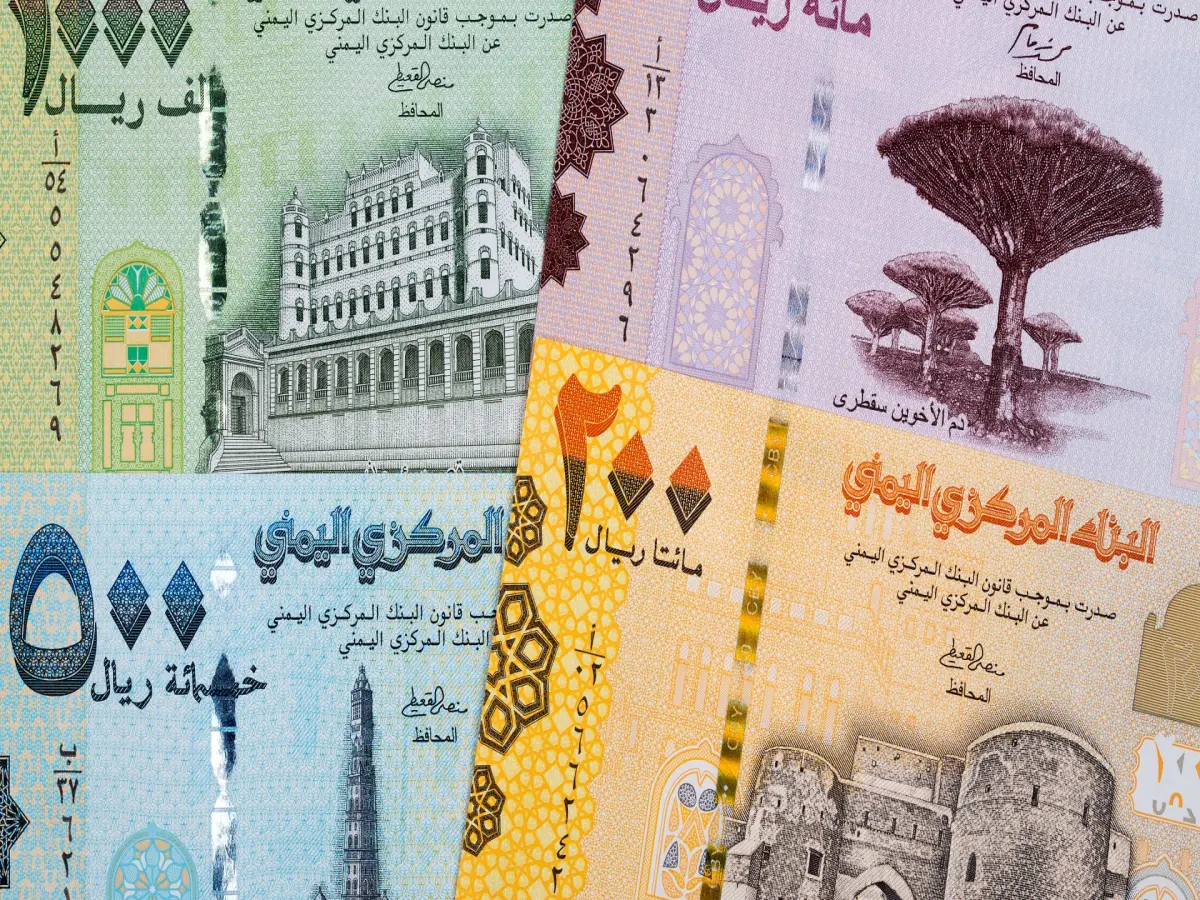 صادم للعالم: اليمن يعيش في دولتين - انهيار تاريخي يجعل الدولار بـ1558 ريال في عدن مقابل 531 ريال في صنعاء!