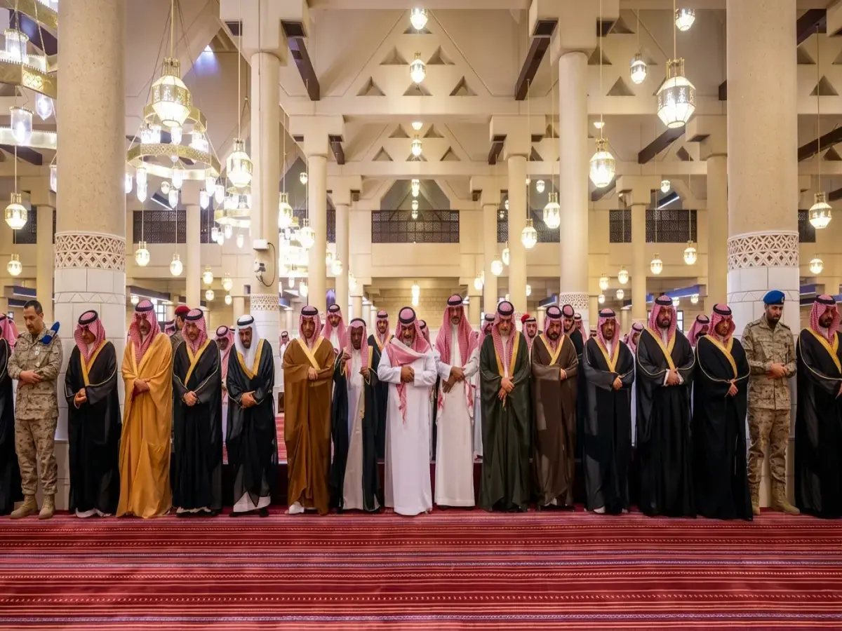 عاجل: أمير الرياض يؤدي صلاة الميت على نواف بن نايف بن ممدوح بن عبدالعزيز بمشهد وطني مهيب… شاهده الآن!