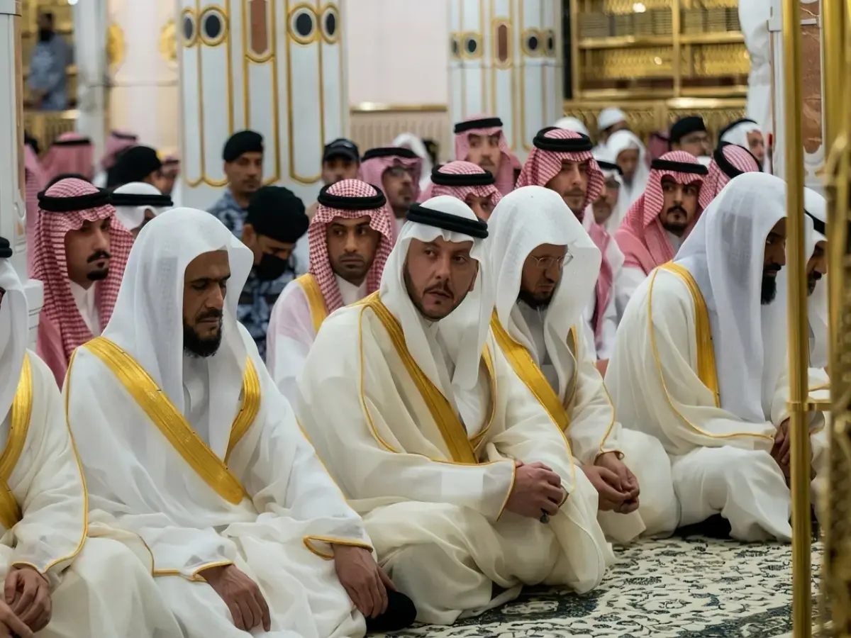 عاجل: مشهد تاريخي في المسجد النبوي… الأمير سعود يؤدي صلاة العيد مع المصلين وسط أجواء طمأنينة وإيمان فائق!