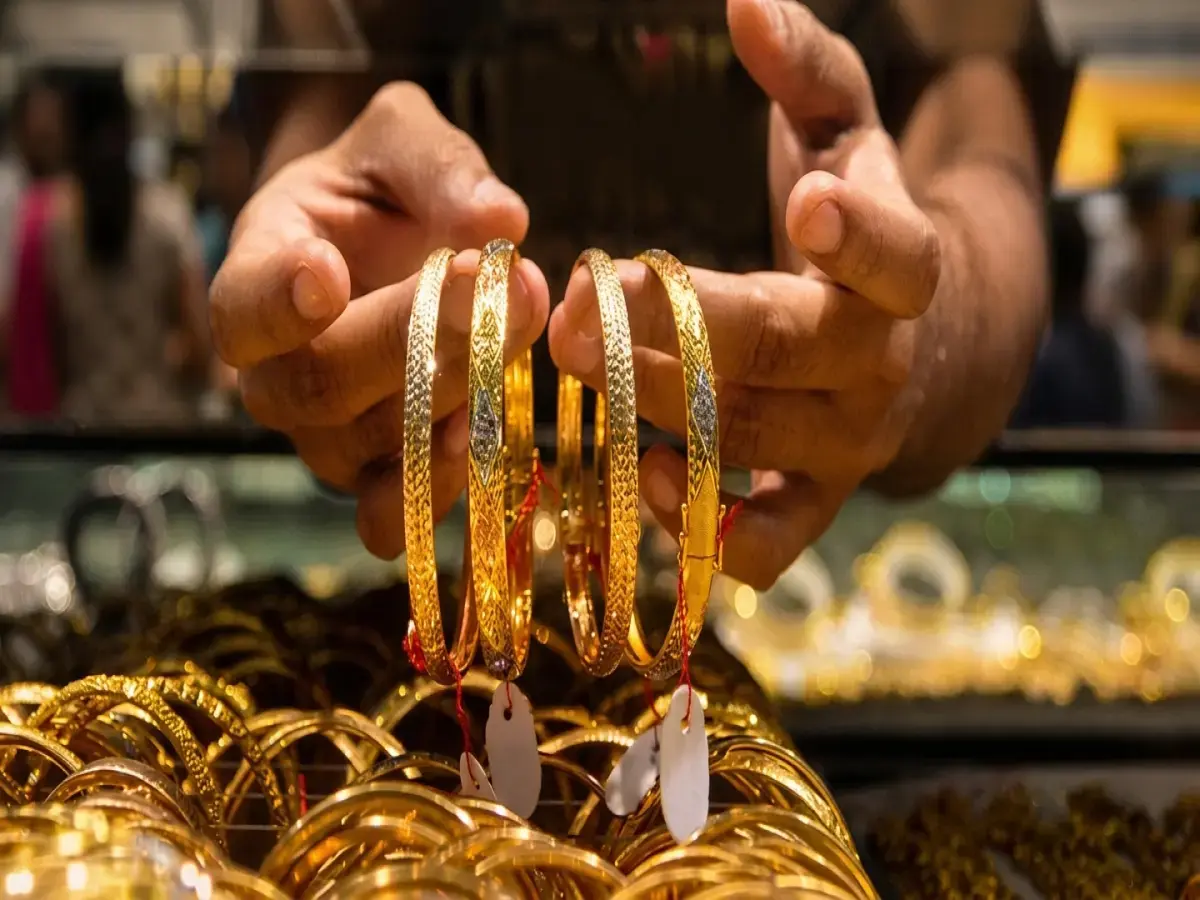 صدمة في أول أيام العيد: أسعار الذهب اليوم تنهار عالمياً 1%… النفط فوق 100 دولار هل تفقد استثماراتك في مصر؟ (عيار 21: 6805 جنيه)