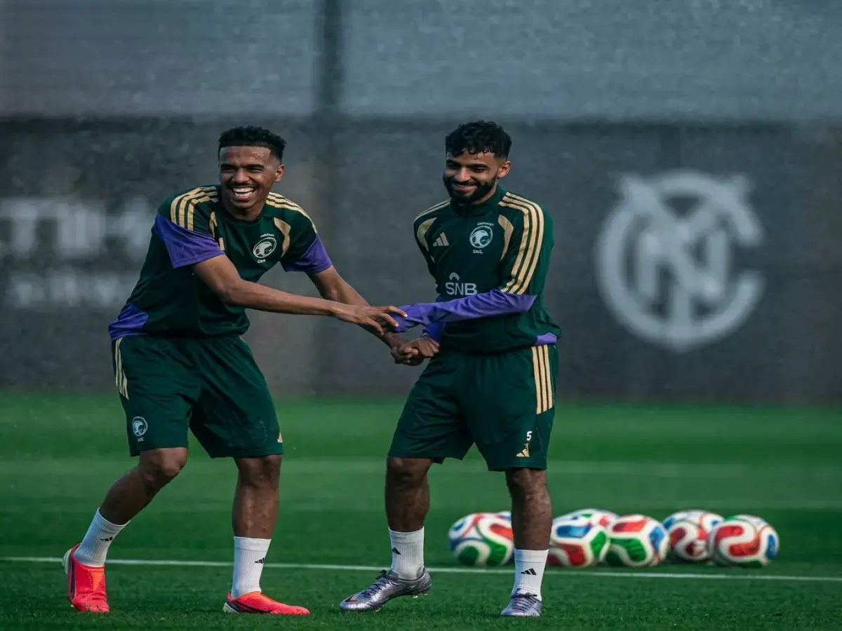 شاهد: تدريبات الأخضر تتصاعد في نيويورك - لاعب يتعرض للعزل الطبي وجورجيوس دونيس يجهز سلاحه الأخير قبل كأس العالم 2026