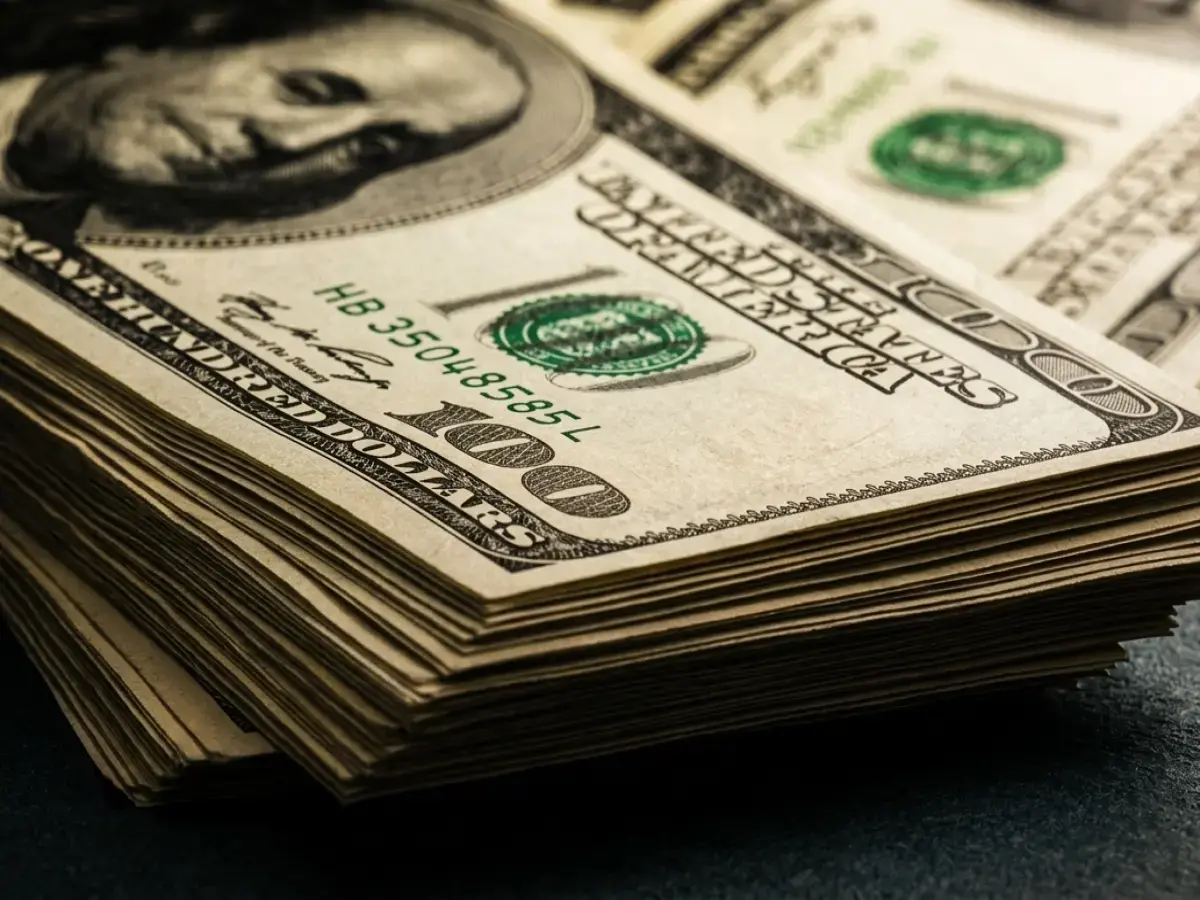 عاجل: انفجار أسعار العملات في عدن مساء الخميس… الدولار يقفز إلى 1573 ريال! تحقق من أرقام الشراء والبيع الآن
