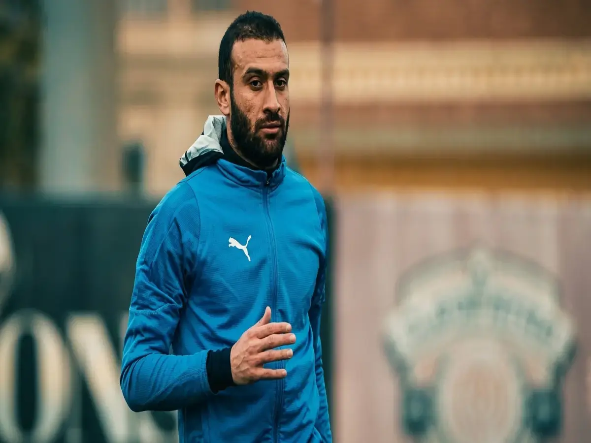 خلف الكواليس: الأهلي يعلق مصير عمر كمال عبد الواحد… اليمين يُملي القرار ومفاوضات سرية تحدد المستبعد!