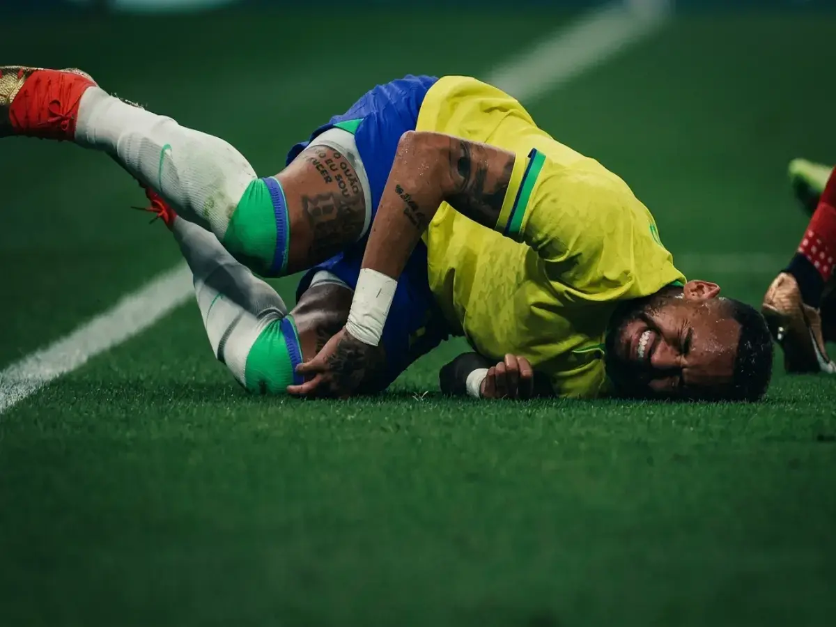 تسونامي في البرازيل.. الأطباء يقررون مصير نيمار خلال ساعات - هل يفقد أمل المونديال بعد 79 هدفاً في 128 مباراة؟
