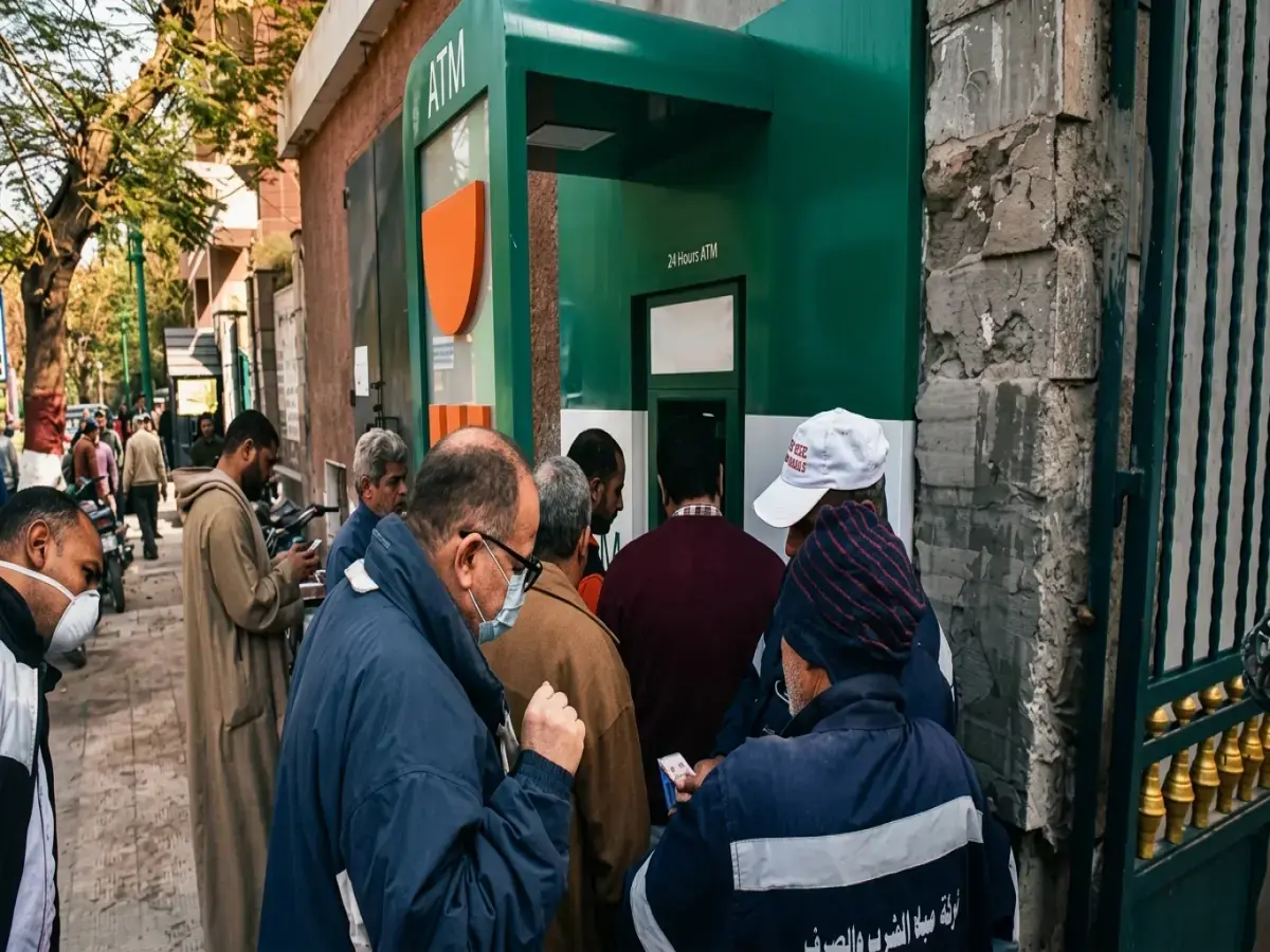 مصدر مطلع يكشف السبب الحقيقي: لماذا سحب المصريون 100 مليار جنيه من البنوك في 9 أيام فقط؟