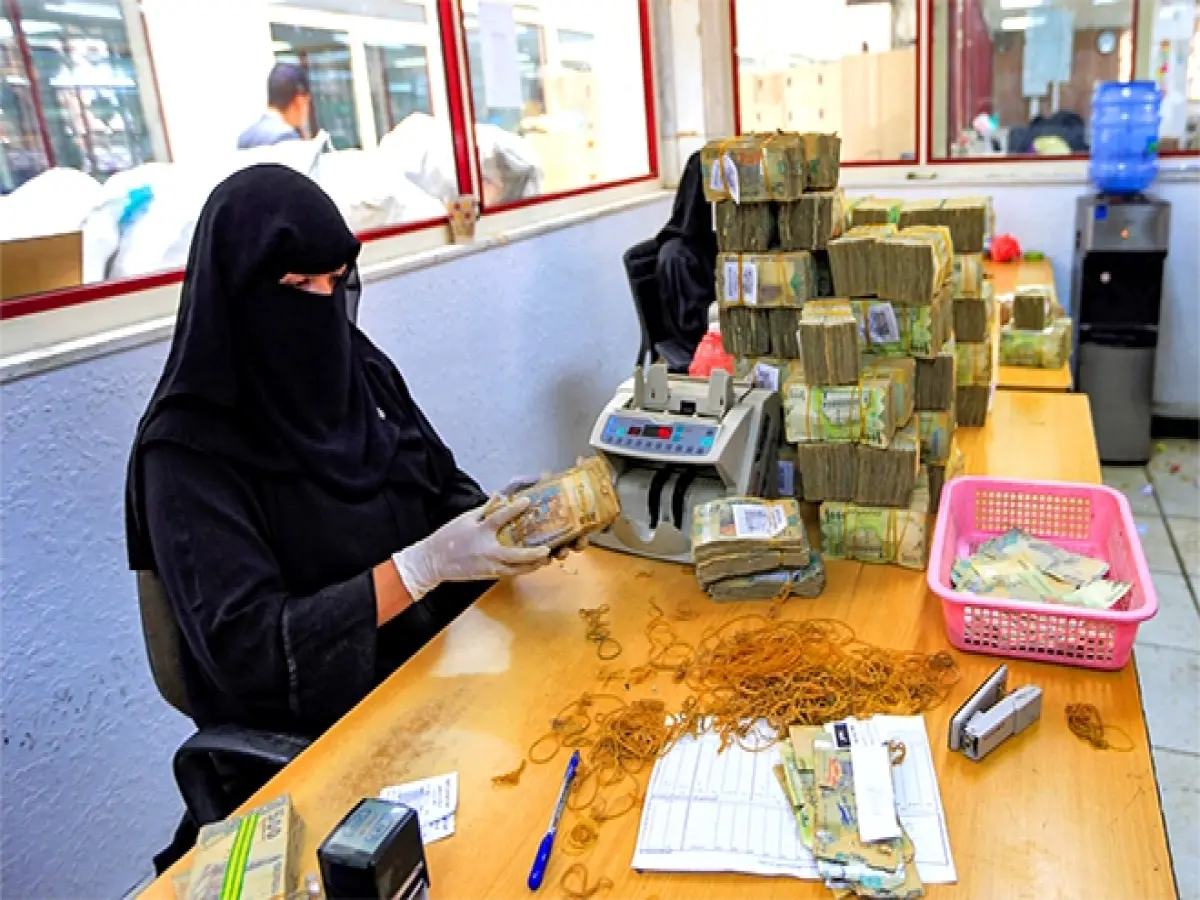 حصري: تحويلات المغتربين اليمنيين تتبخر قبل العيد… الأسر تفقد 2200 ريال من كل ألف! خبراء يحذرون: الخطورة تتجاوز تقلبات الصرف