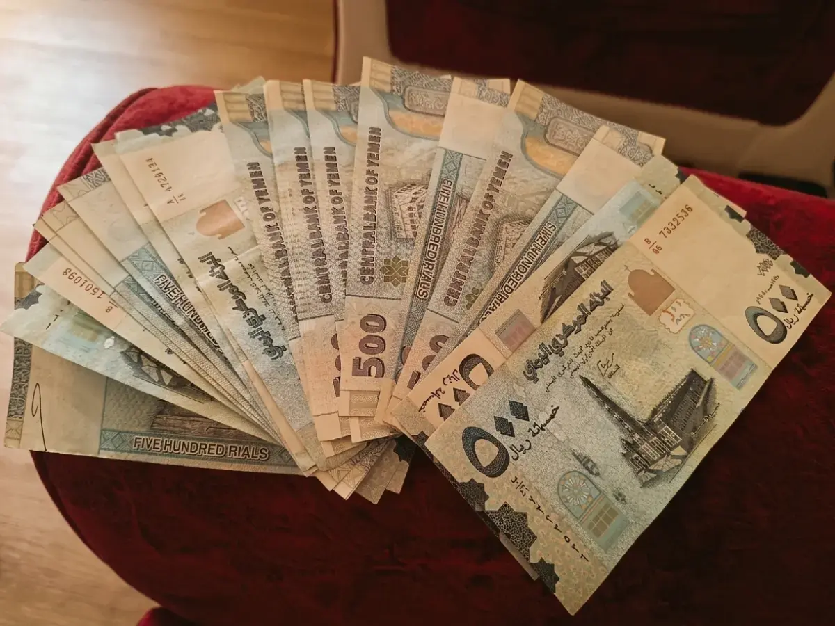 رقم يكشف التناقض الصادم: الريال السعودي يُصرف بـ400 ريال في الجنوب و140 في الشمال... بلد واحد بعملتين!
