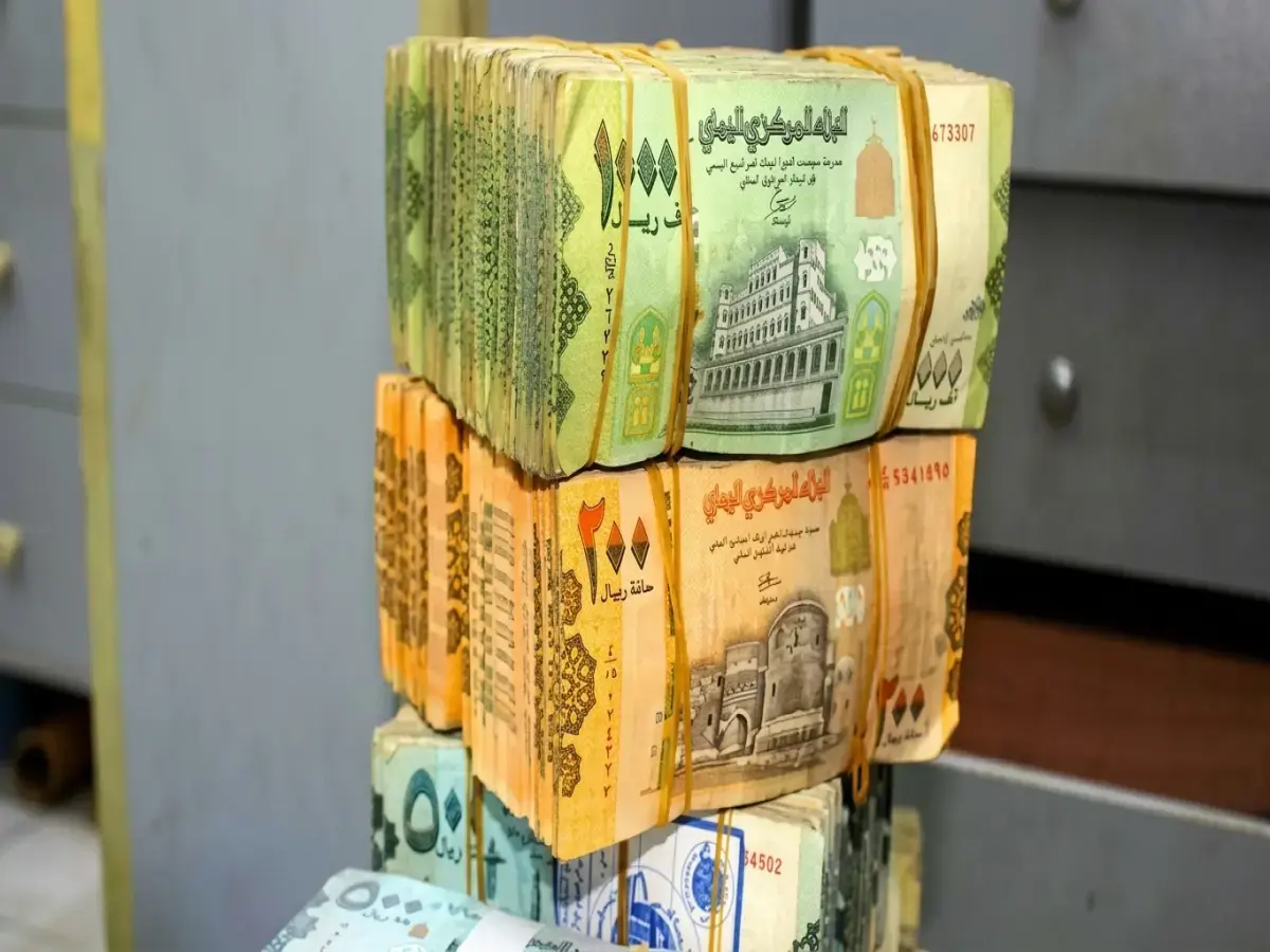 إحصائيات صادمة: الريال اليمني يعيش في دولتين.. 410 ريال مقابل 139! أسعار غريبة تكشف انقسام البلاد