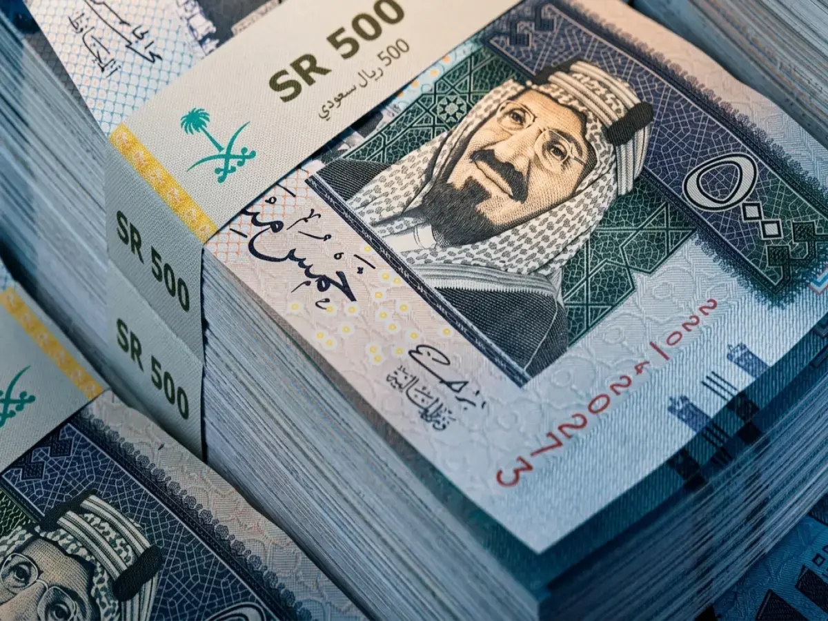 صادم: انفجار أسعار الريال السعودي في اليمن… 425 ريال في عدن مقابل 140 في صنعاء - التلاعبات تهدد اقتصاد المواطنين!