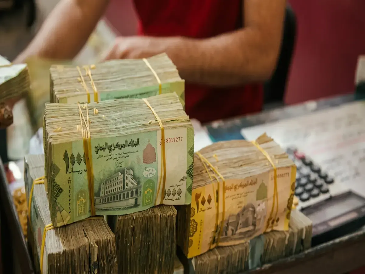 عاجل: أسعار صرف اليوم في اليمن تظهر فجوة صادمة بين منطقتين... كيف تحول الريال إلى عملتين مختلفتين؟