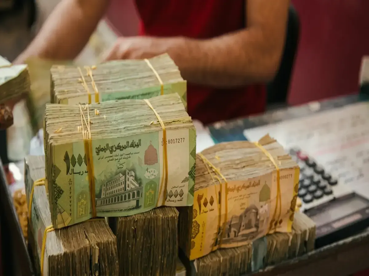عاجل: كارثة اقتصادية - الدولار الأمريكي ينقسم في اليمن إلى 1558 ريال مقابل 533 ريال في نفس اليوم!