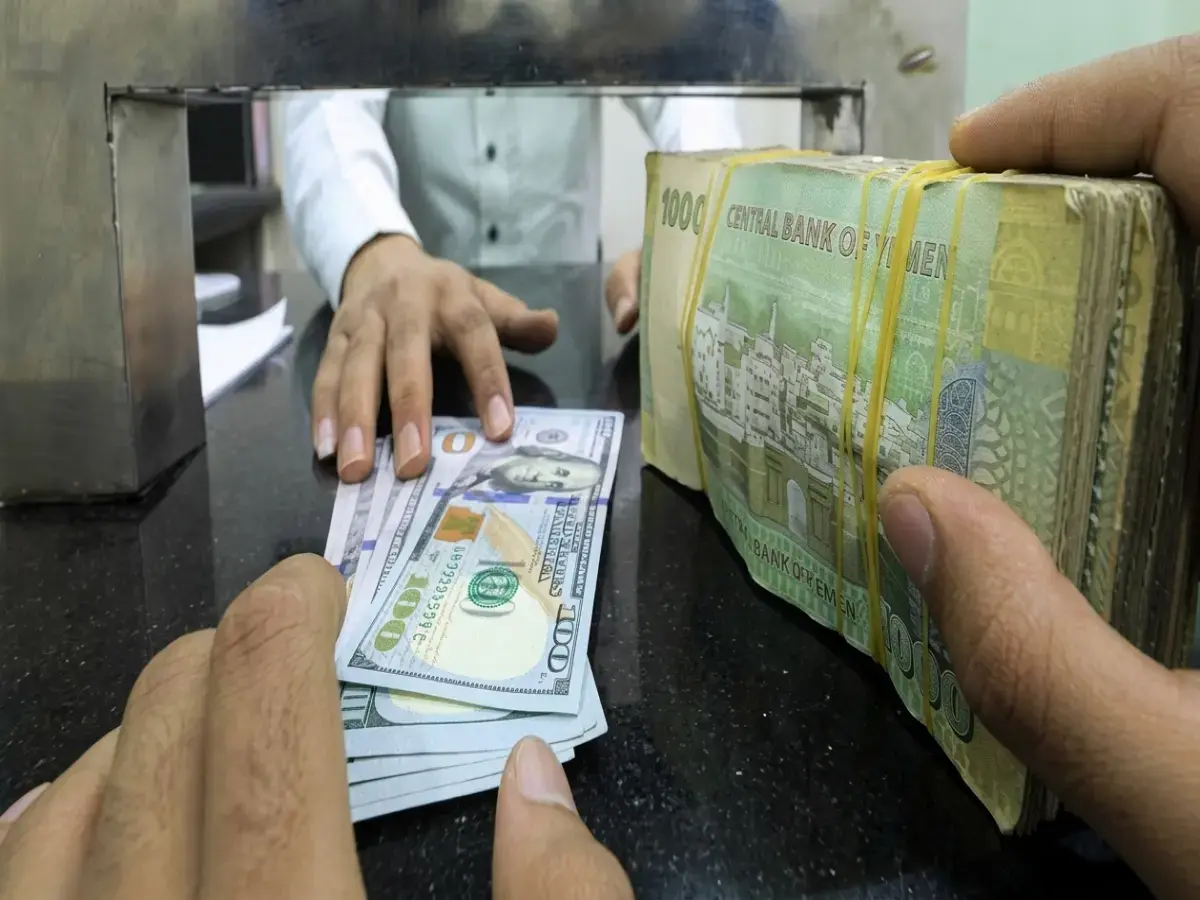 عاجل: أسعار صادمة للريال اليمني بين الحكومة والحوثيين - الريال السعودي من 140 إلى 410، والفجوة تكشف كارثة اقتصادية!