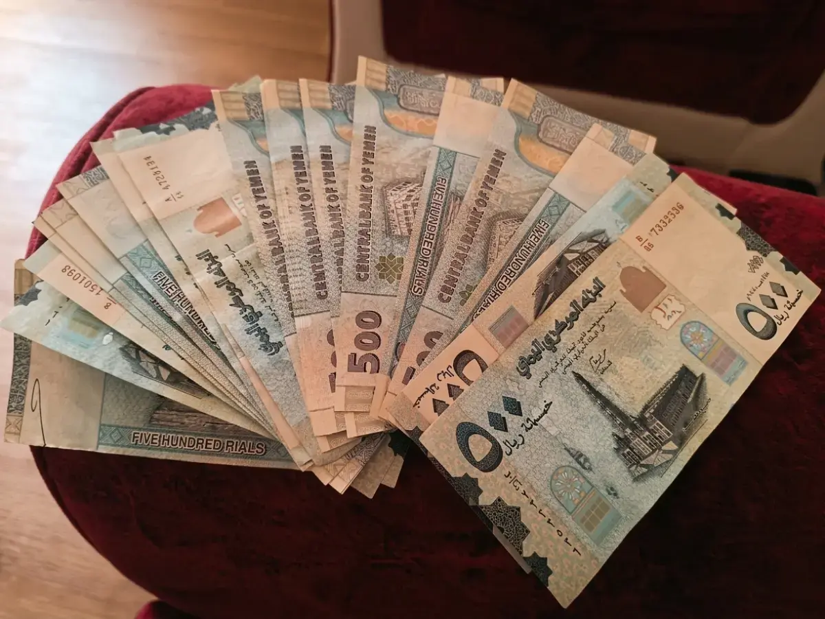 كشف رسمي: صراع عملة صارخ في اليمن - دولار عدن 1550 مقابل دولار صنعاء 535 ريال فقط!