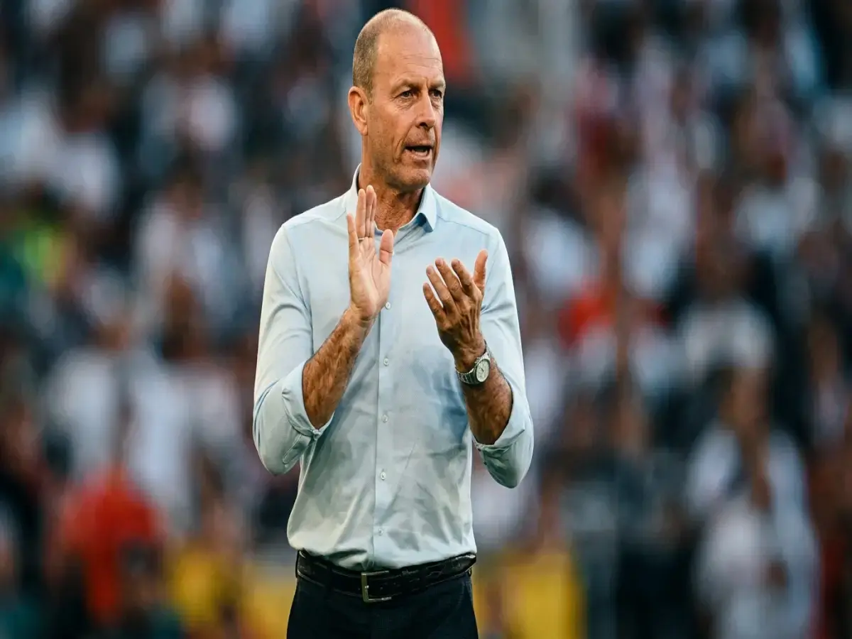 عاجل: 4 مدربين عالميين في السباق… مغربي قاد المغرب للعالمية قد يقود الأهلي!