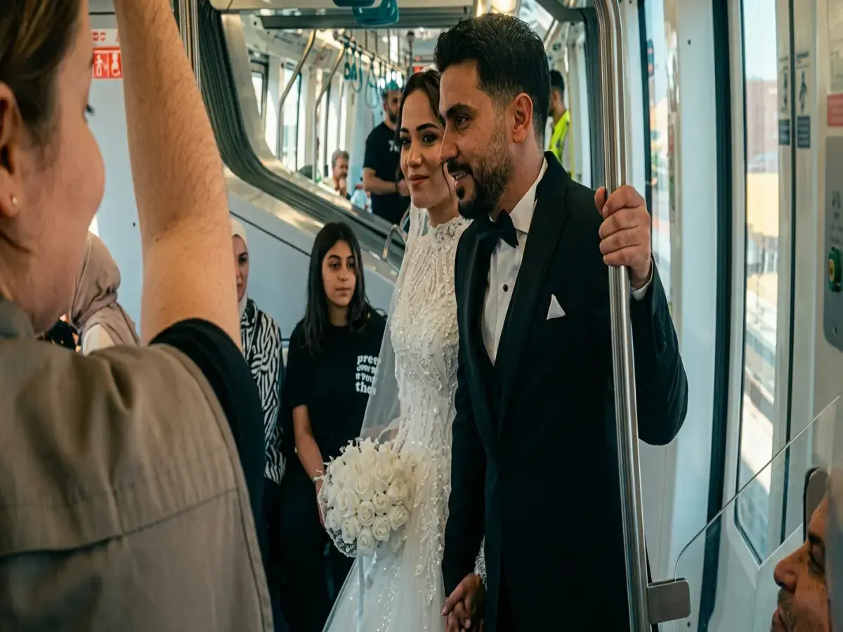 مذهل: زفاف غير متوقع داخل قطار المستقبل... الركاب يشاركون في لحظة تاريخية (صور)