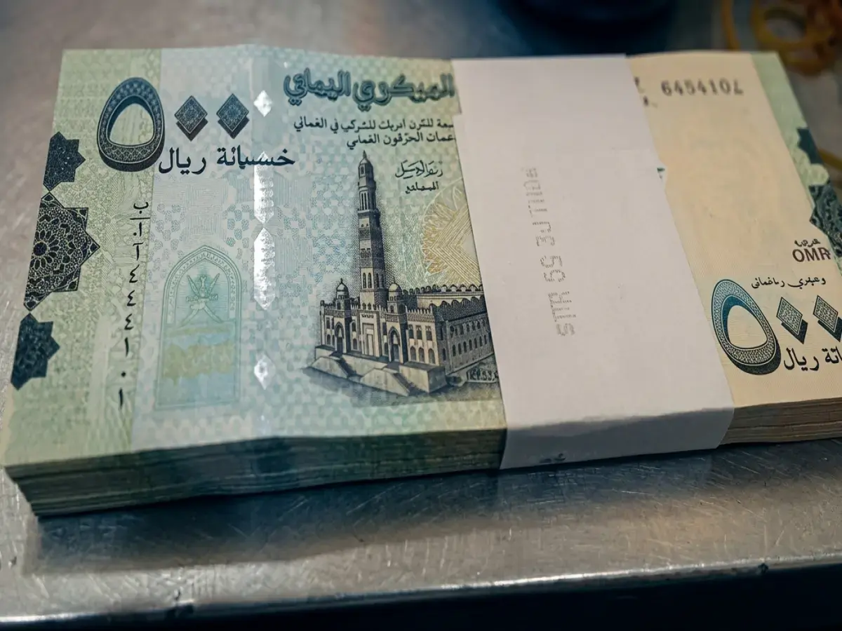 عاجل: أسعار صرف الريال اليمني مساء السبت تثير دهشة الأوساط الاقتصادية… الدولار الأمريكي يتخطى 1570 ريال للبيع!